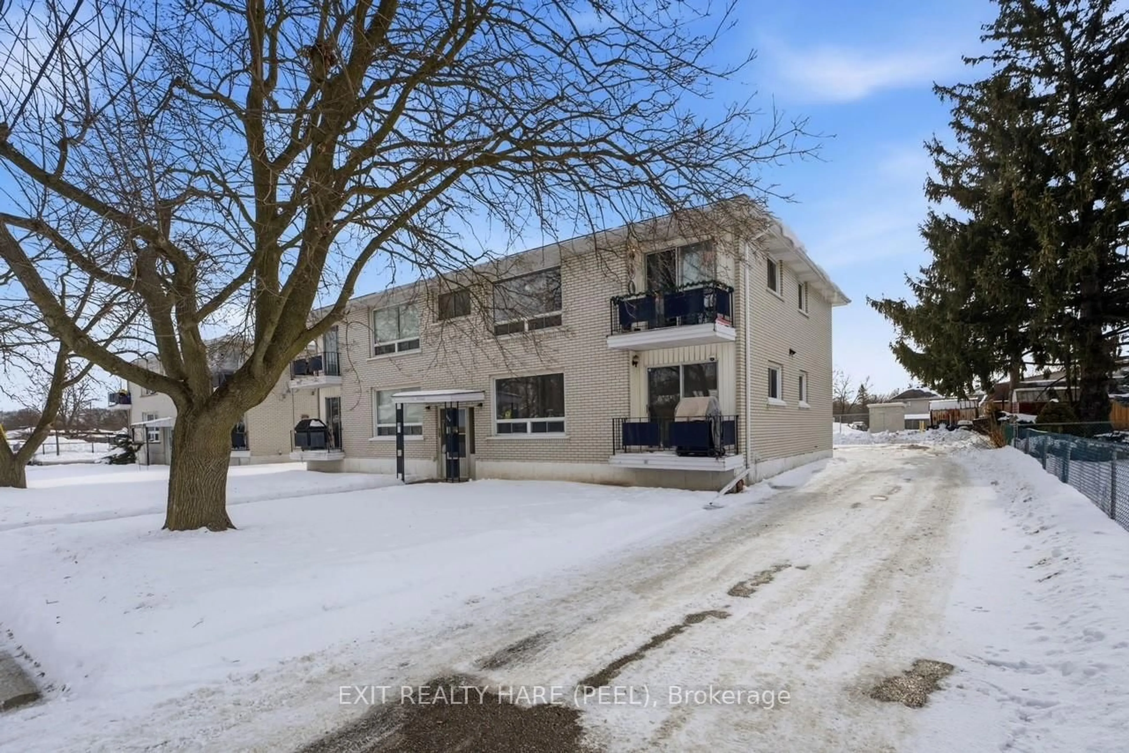 A pic from outside/outdoor area/front of a property/back of a property/a pic from drone, street for 128 Ninth Ave, Brantford Ontario N3S 1E7