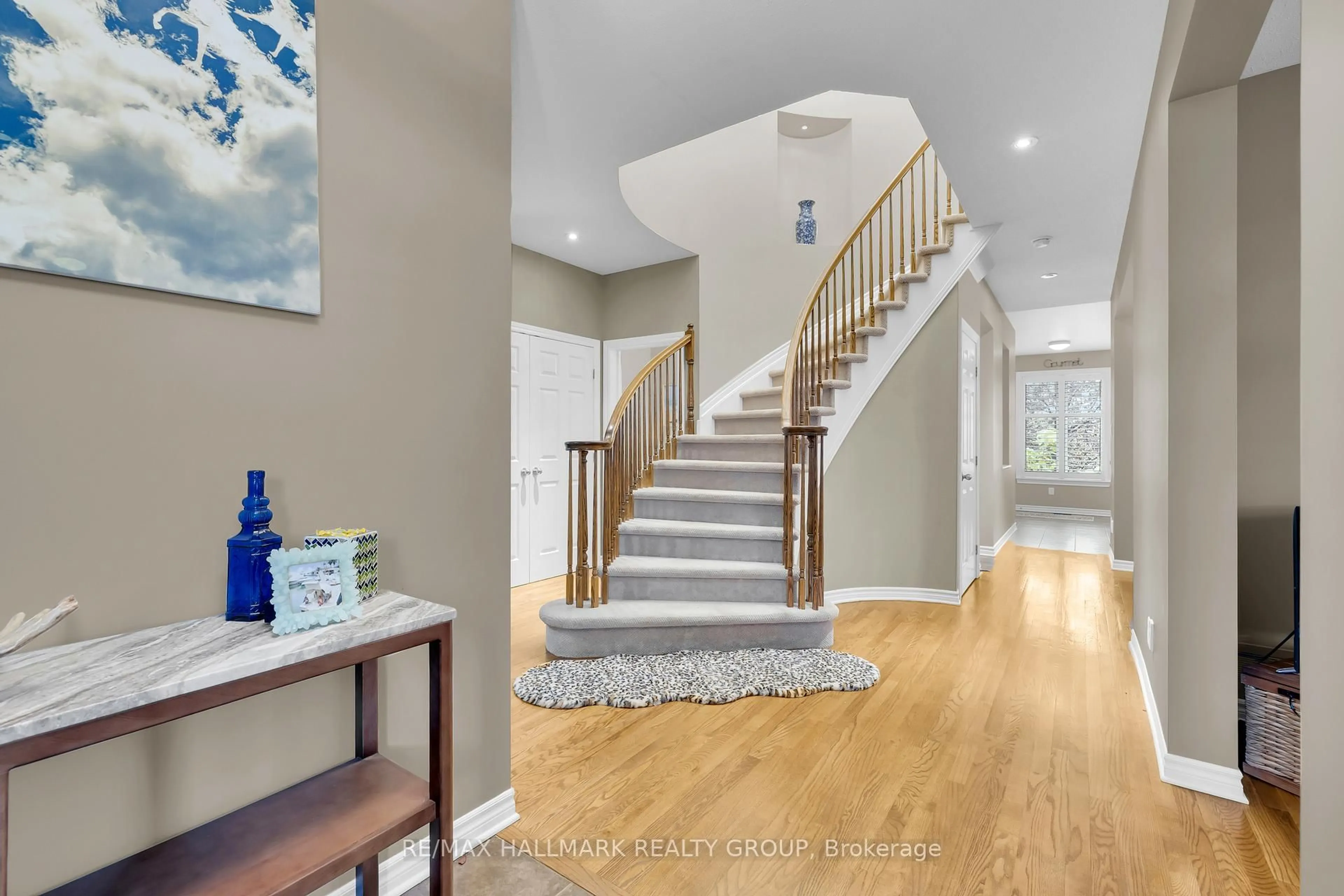 Indoor entryway for 10 Friendly Cres, Ottawa Ontario K2S 2B6