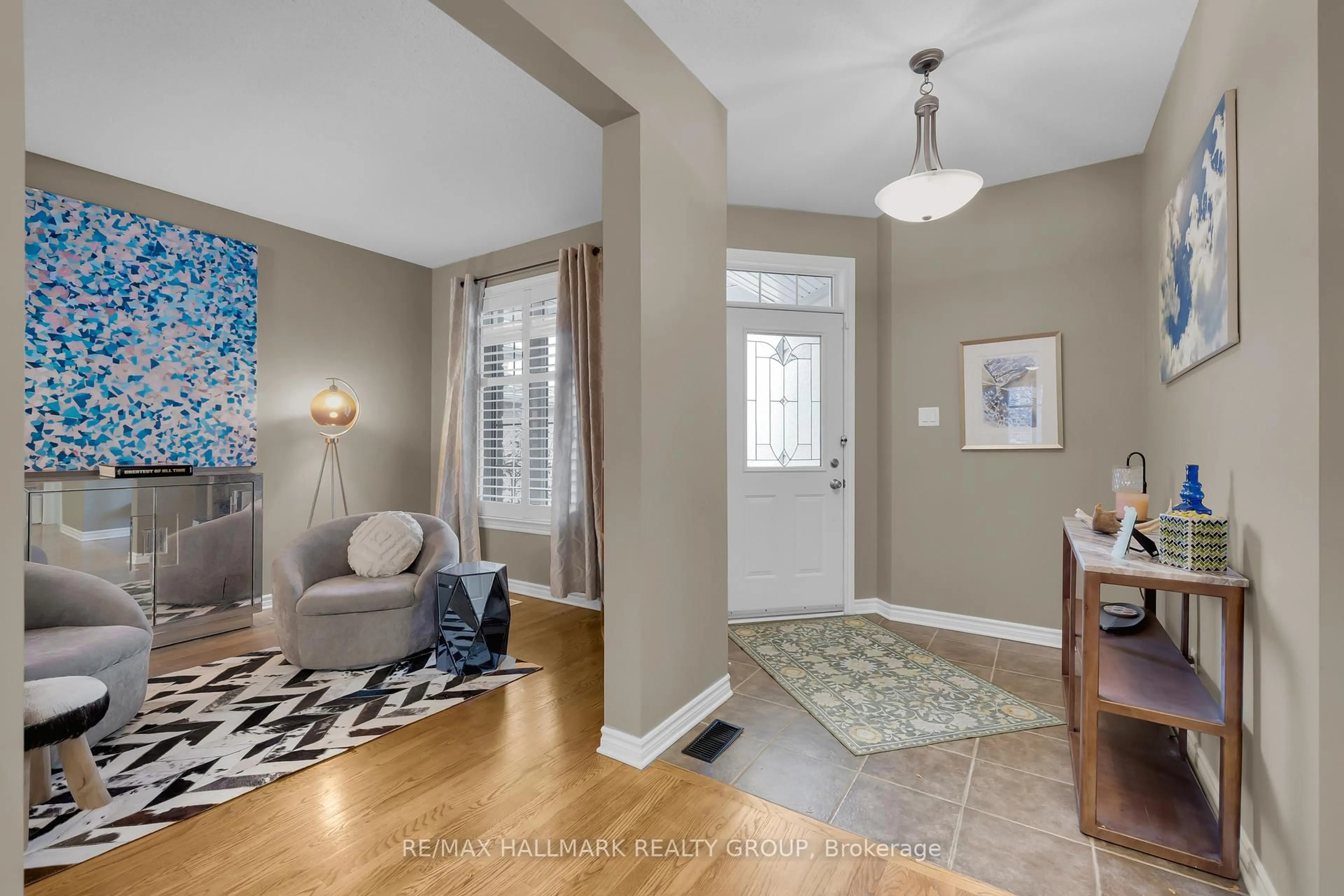 Indoor entryway for 10 Friendly Cres, Ottawa Ontario K2S 2B6