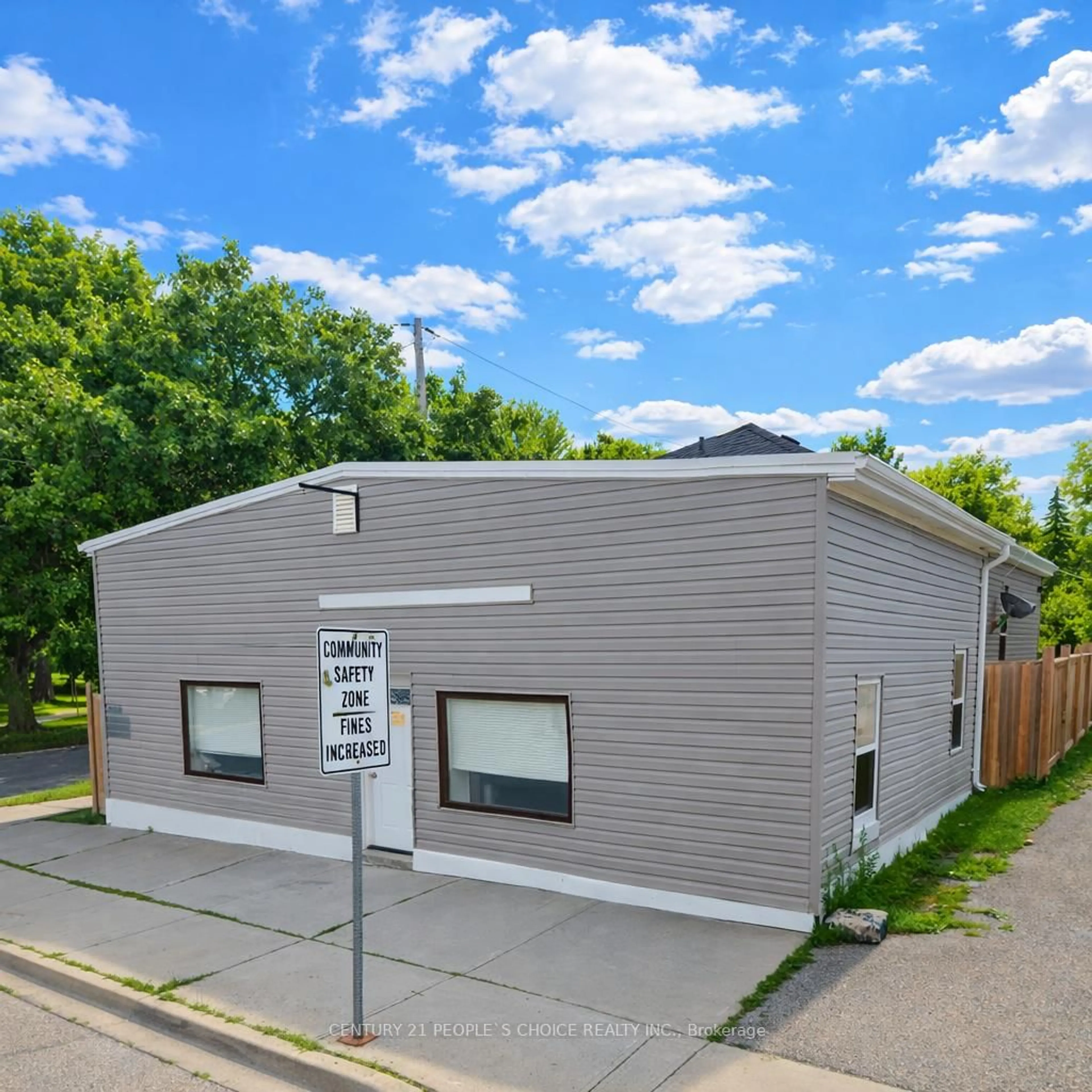A pic from outside/outdoor area/front of a property/back of a property/a pic from drone, building for 273 Thompson Rd, London South Ontario N5Z 2Z3