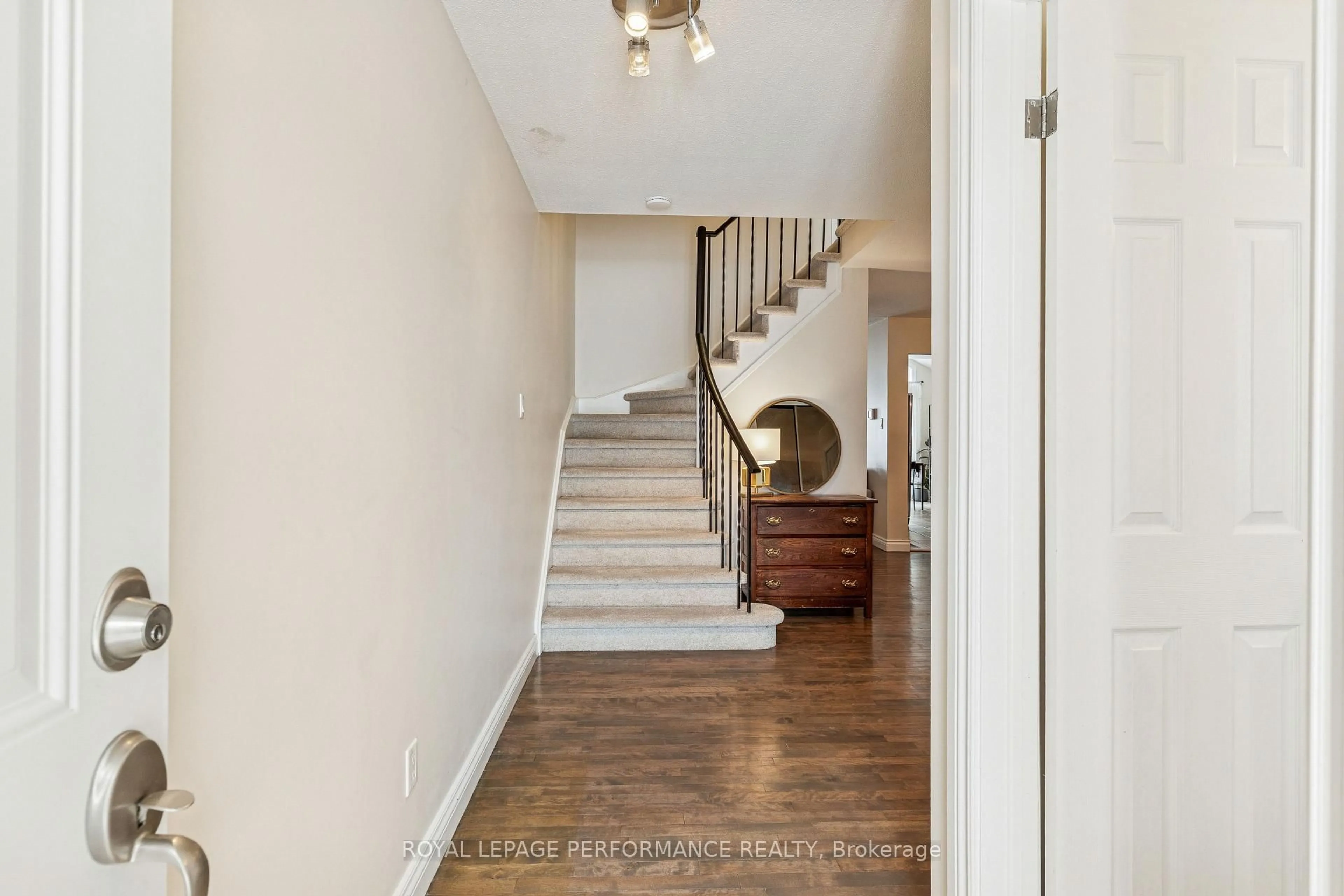 Indoor entryway for 172 Claiborne Way, Orleans Ontario K1E 3V1