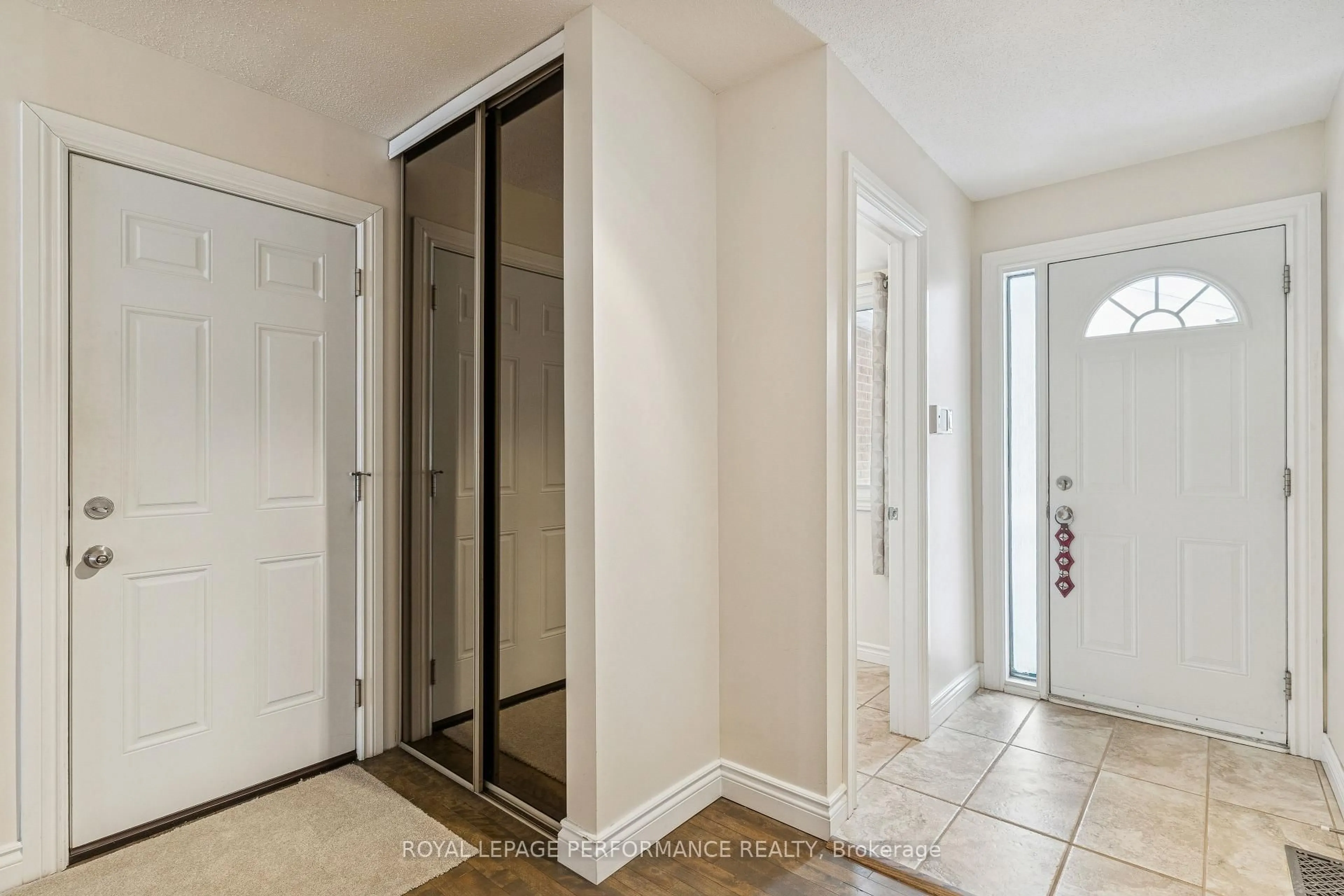 Indoor entryway for 172 Claiborne Way, Orleans Ontario K1E 3V1