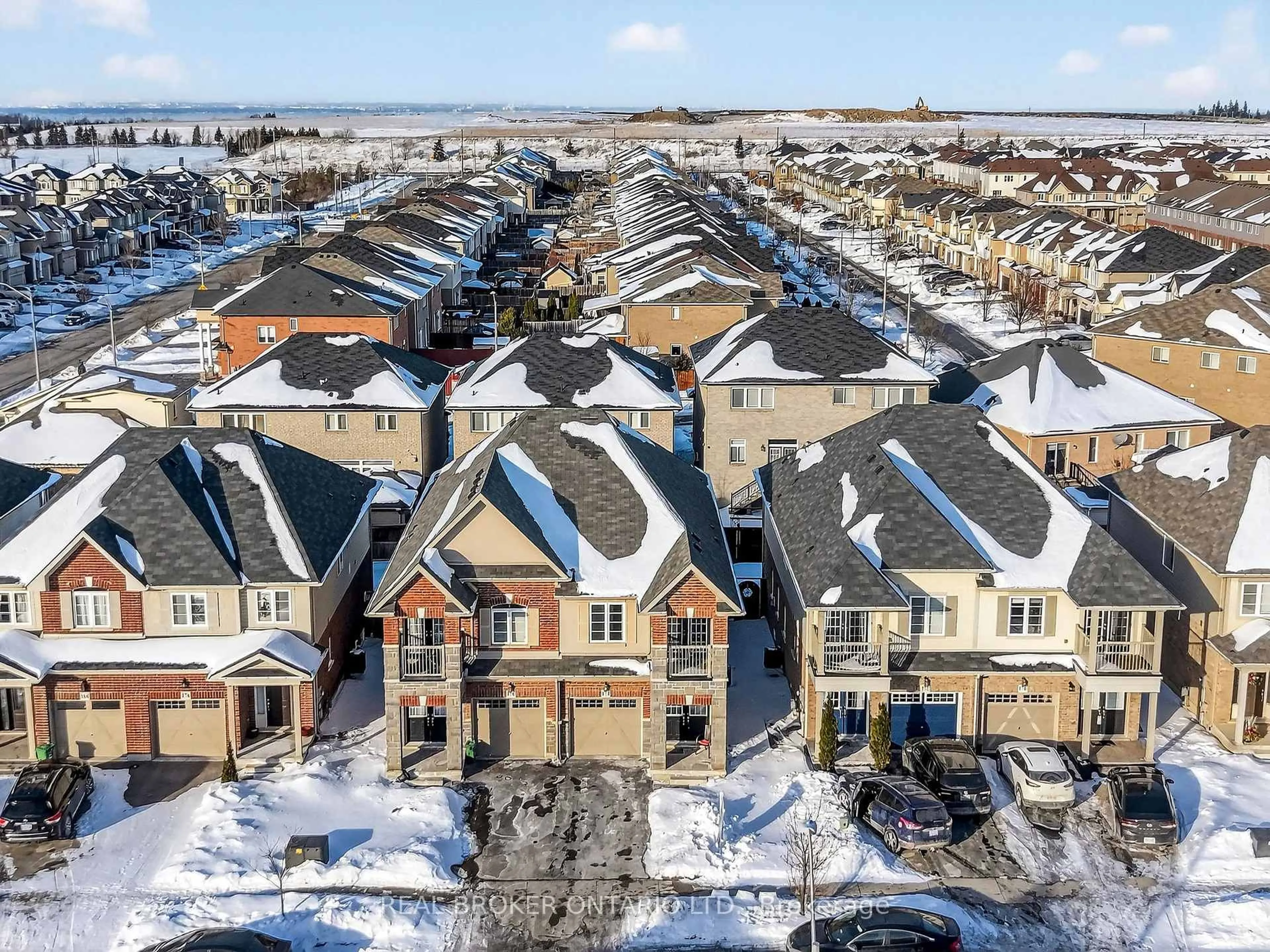 A pic from outside/outdoor area/front of a property/back of a property/a pic from drone, street for 174 Lormont Blvd, Hamilton Ontario L8J 0K1