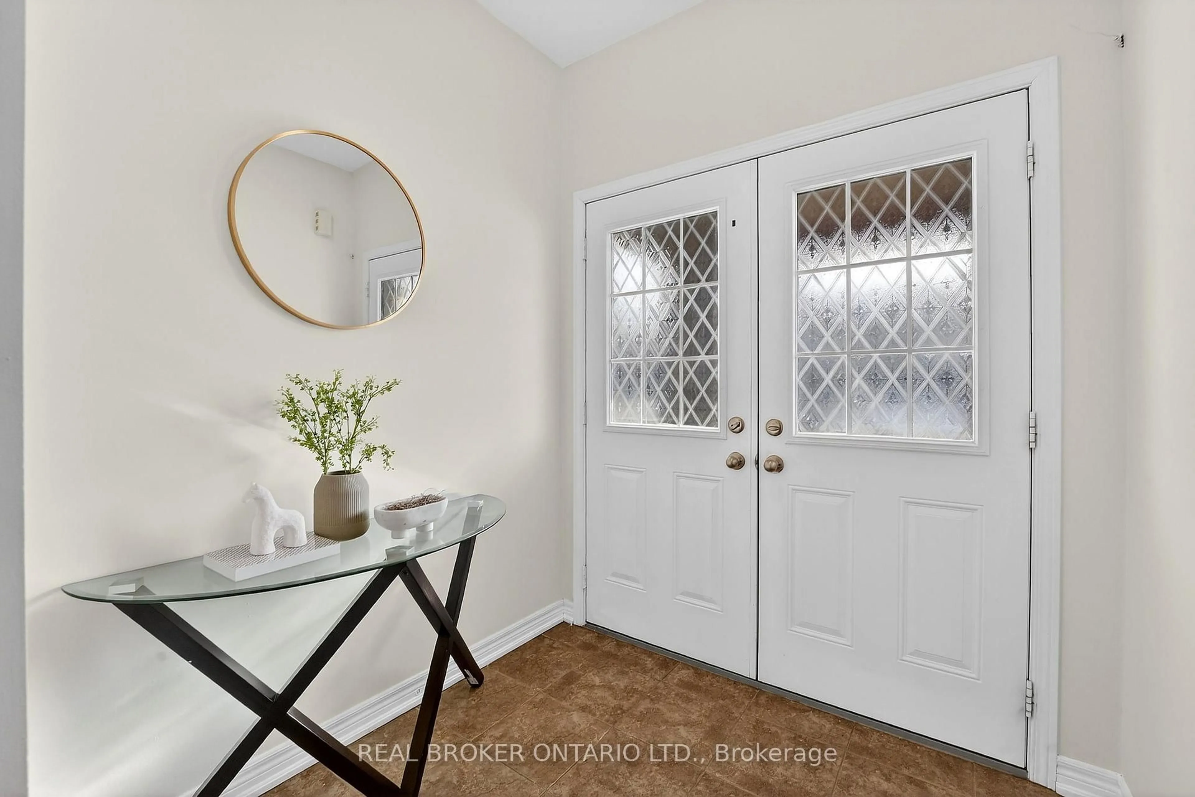 Indoor entryway for 174 Lormont Blvd, Hamilton Ontario L8J 0K1