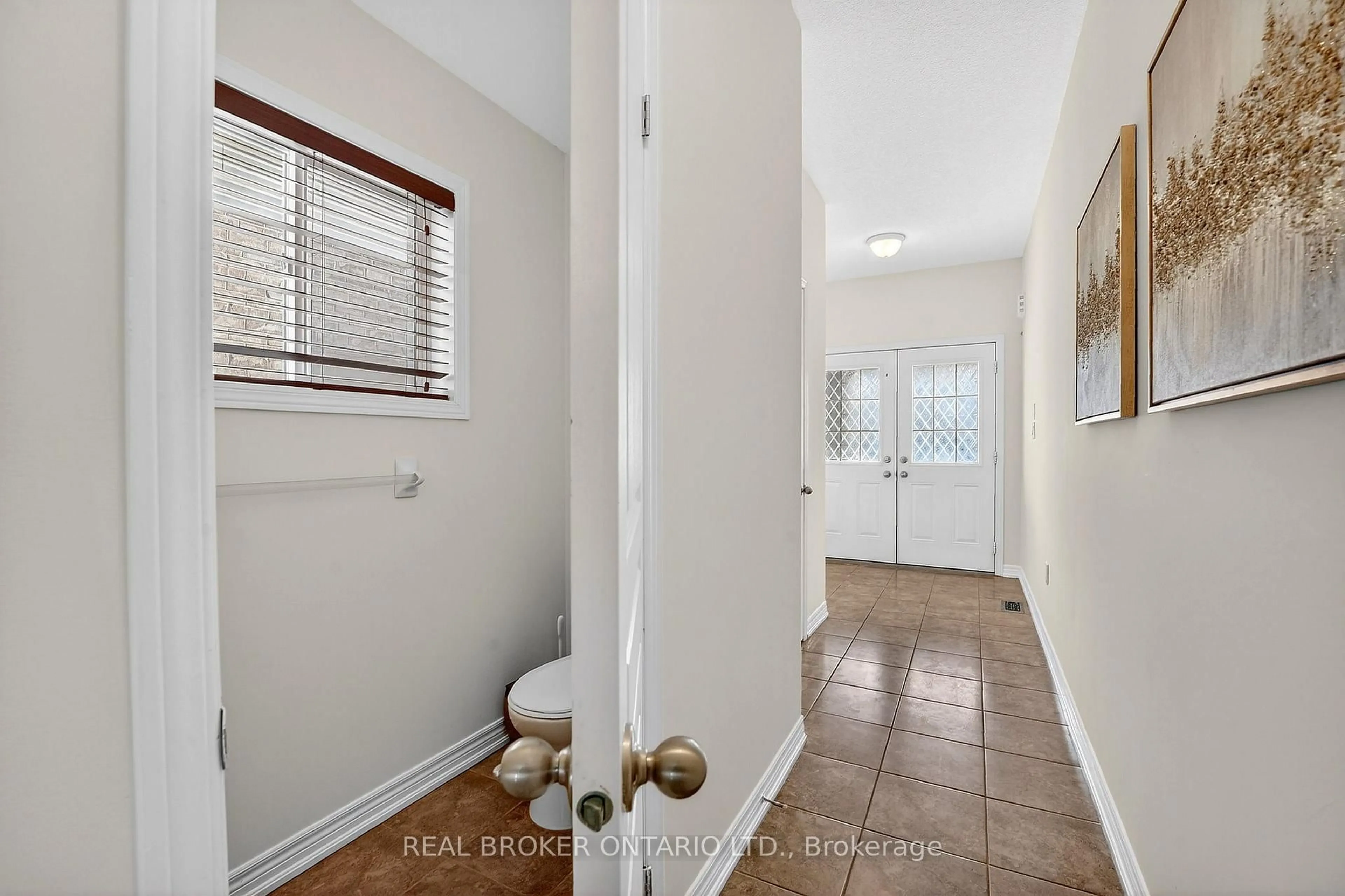 Indoor entryway for 174 Lormont Blvd, Hamilton Ontario L8J 0K1