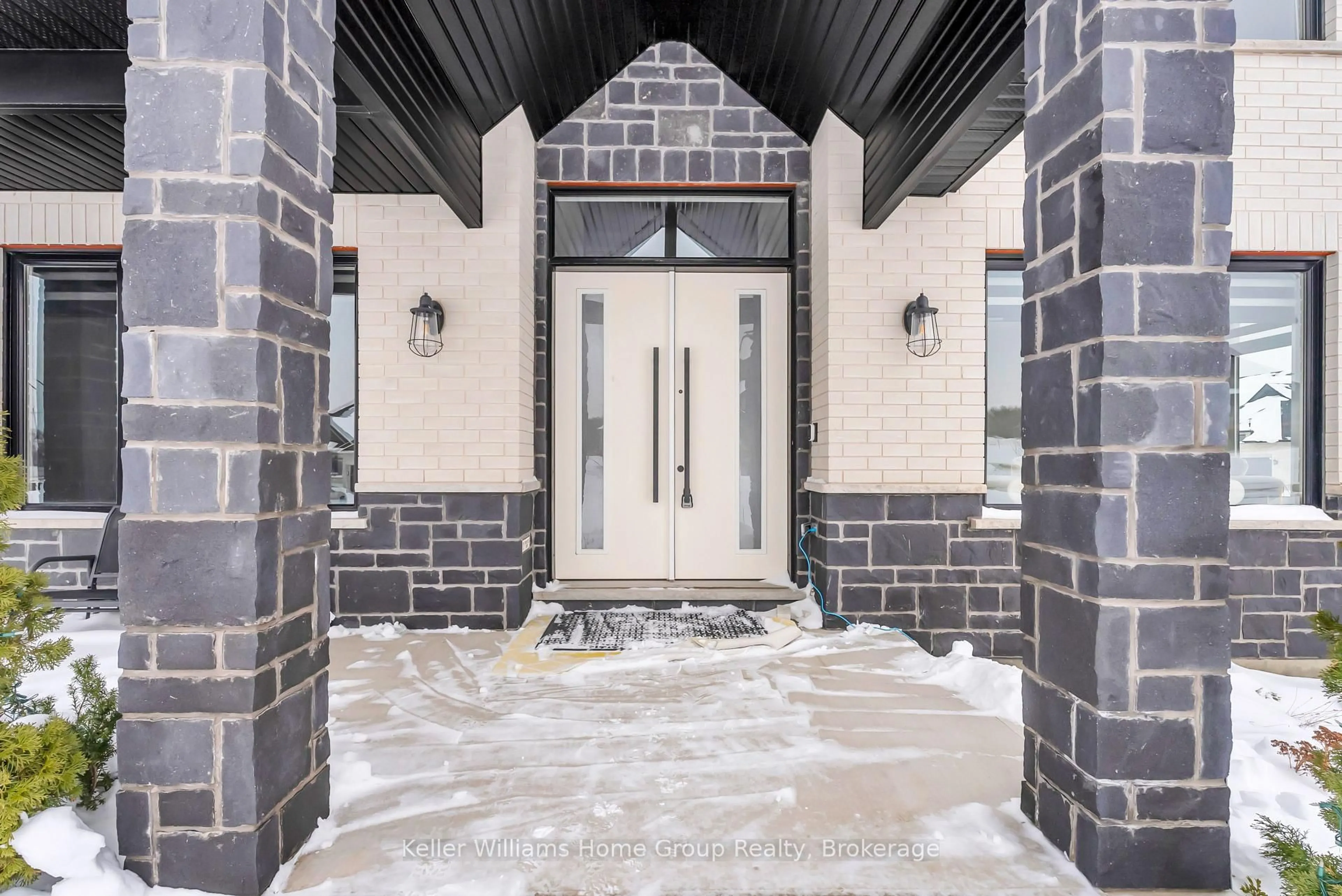 Indoor entryway for 18 Broughton St, Erin Ontario N1H 0B7