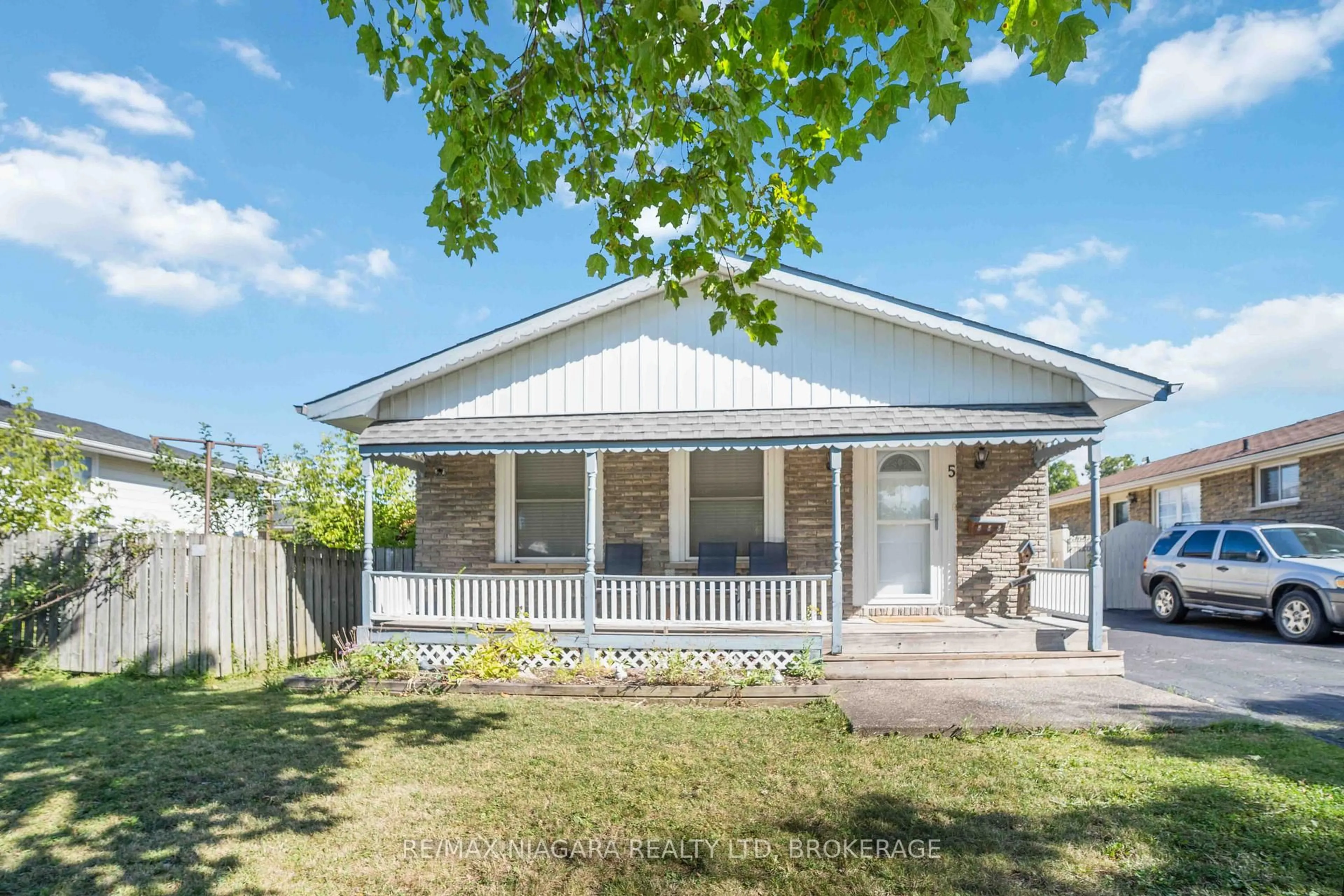 Home with vinyl exterior material, street for 5 Thorncliff Dr, St. Catharines Ontario L2P 3N2