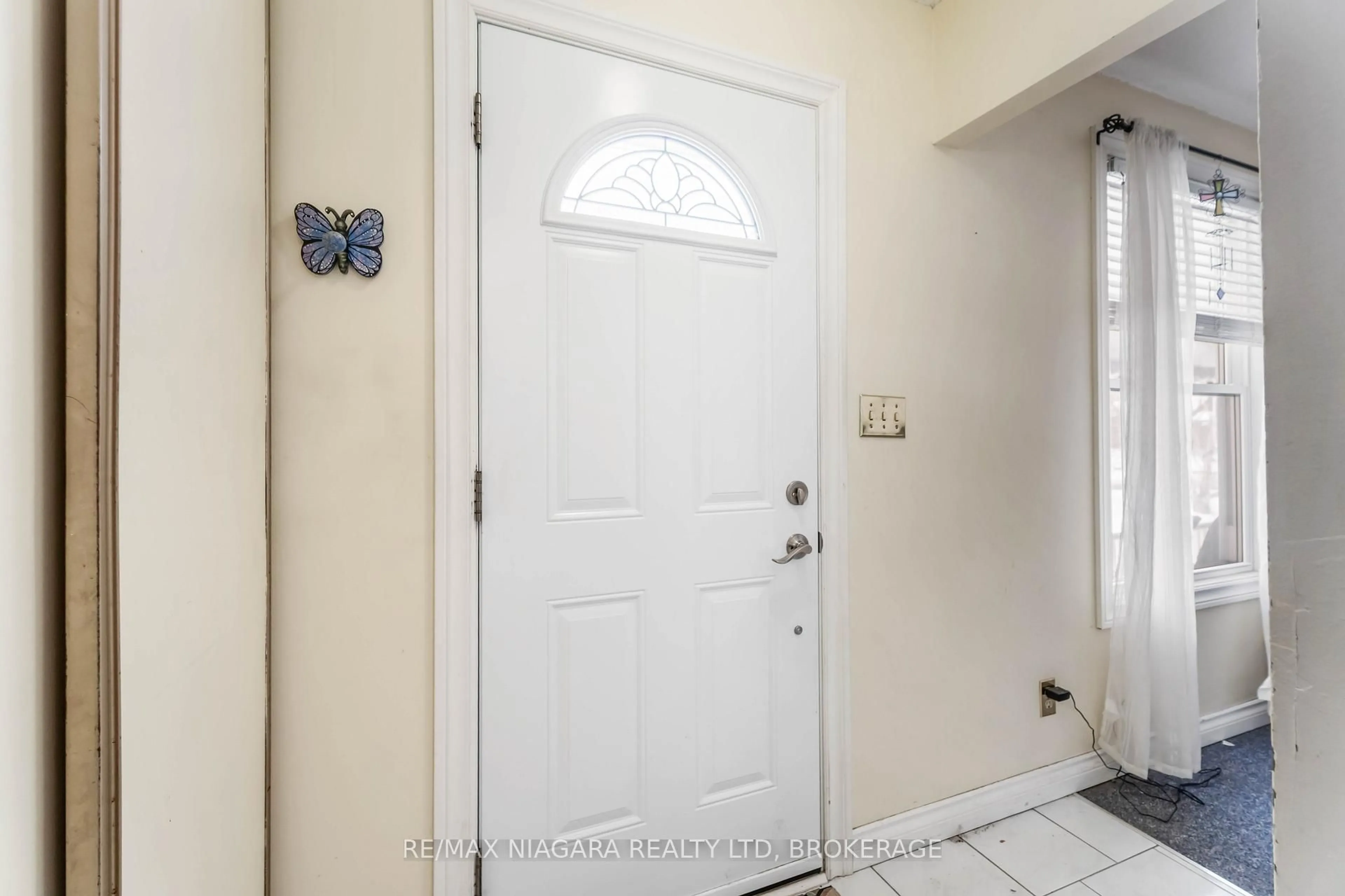 Indoor entryway for 5 Thorncliff Dr, St. Catharines Ontario L2P 3N2
