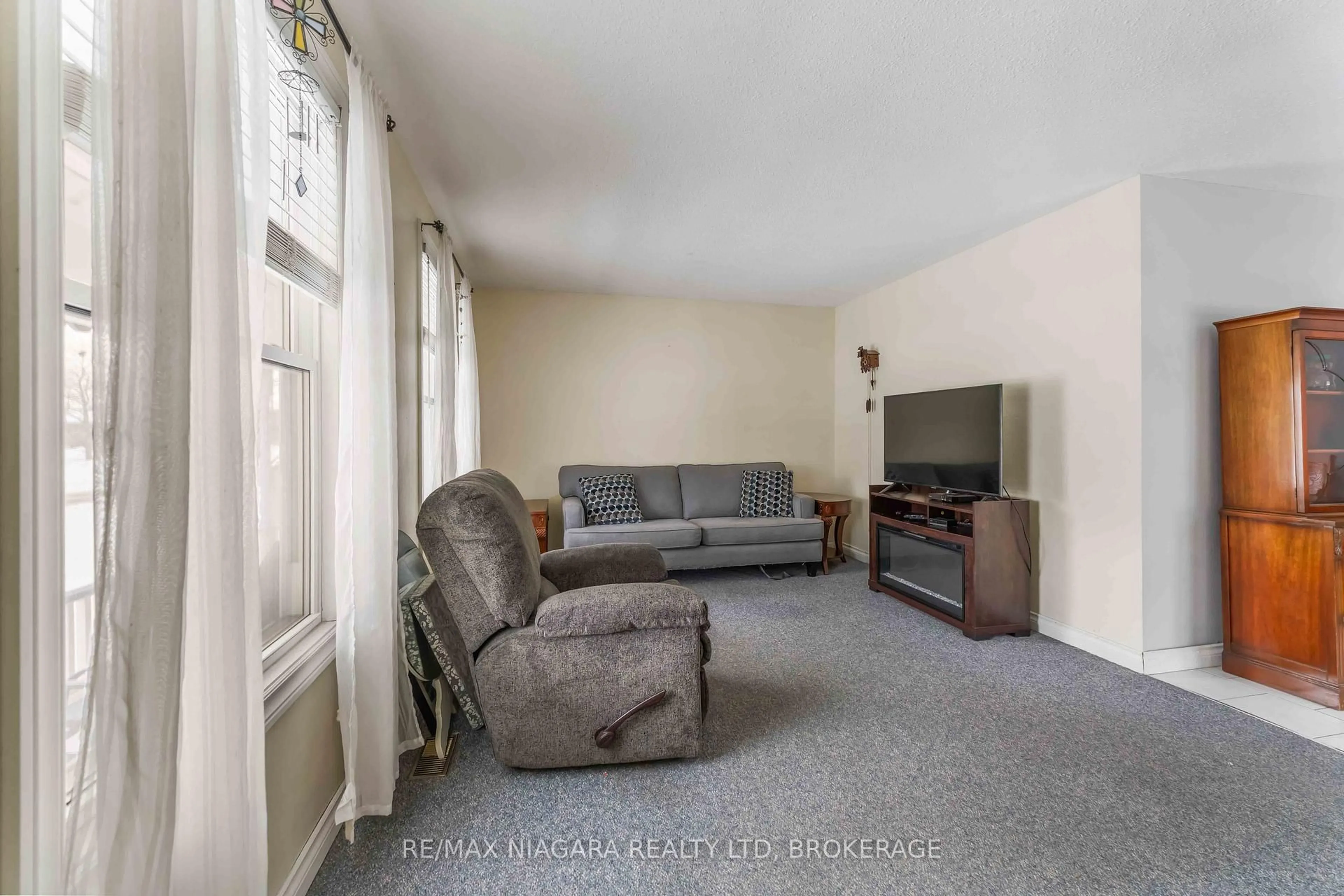 Living room with furniture, unknown for 5 Thorncliff Dr, St. Catharines Ontario L2P 3N2