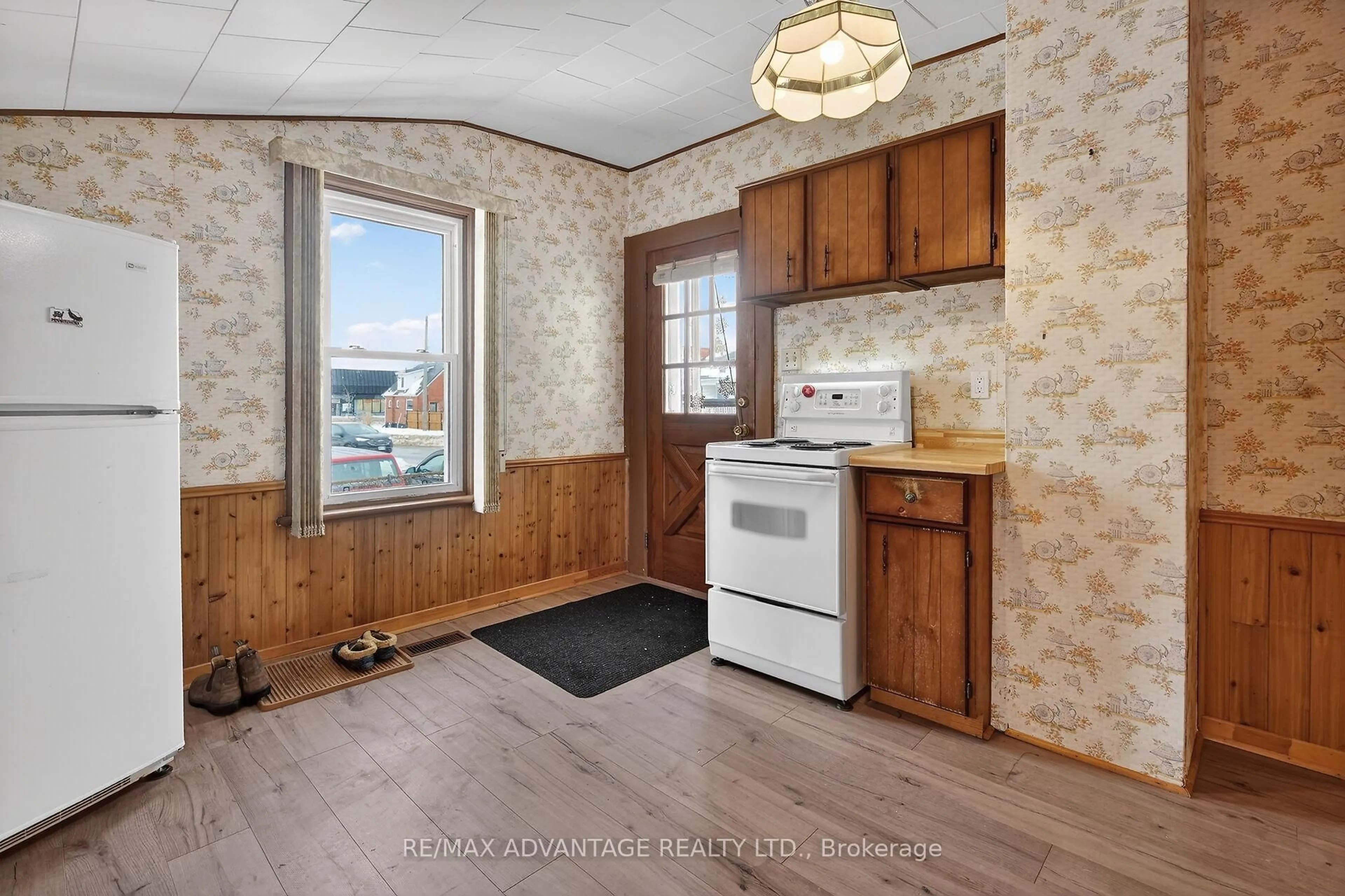 Standard kitchen, unknown for 103 Scott St, St. Thomas Ontario N5P 1L2