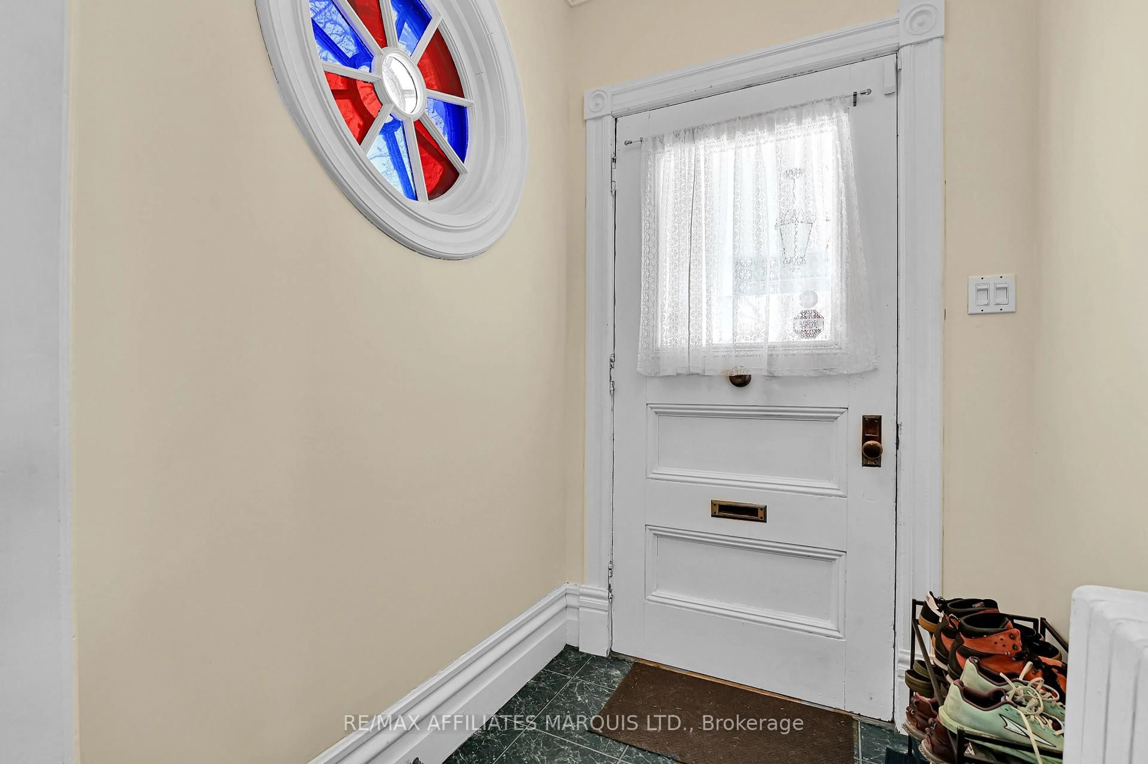 Indoor entryway for 230 Sydney St, Cornwall Ontario K6H 3H4