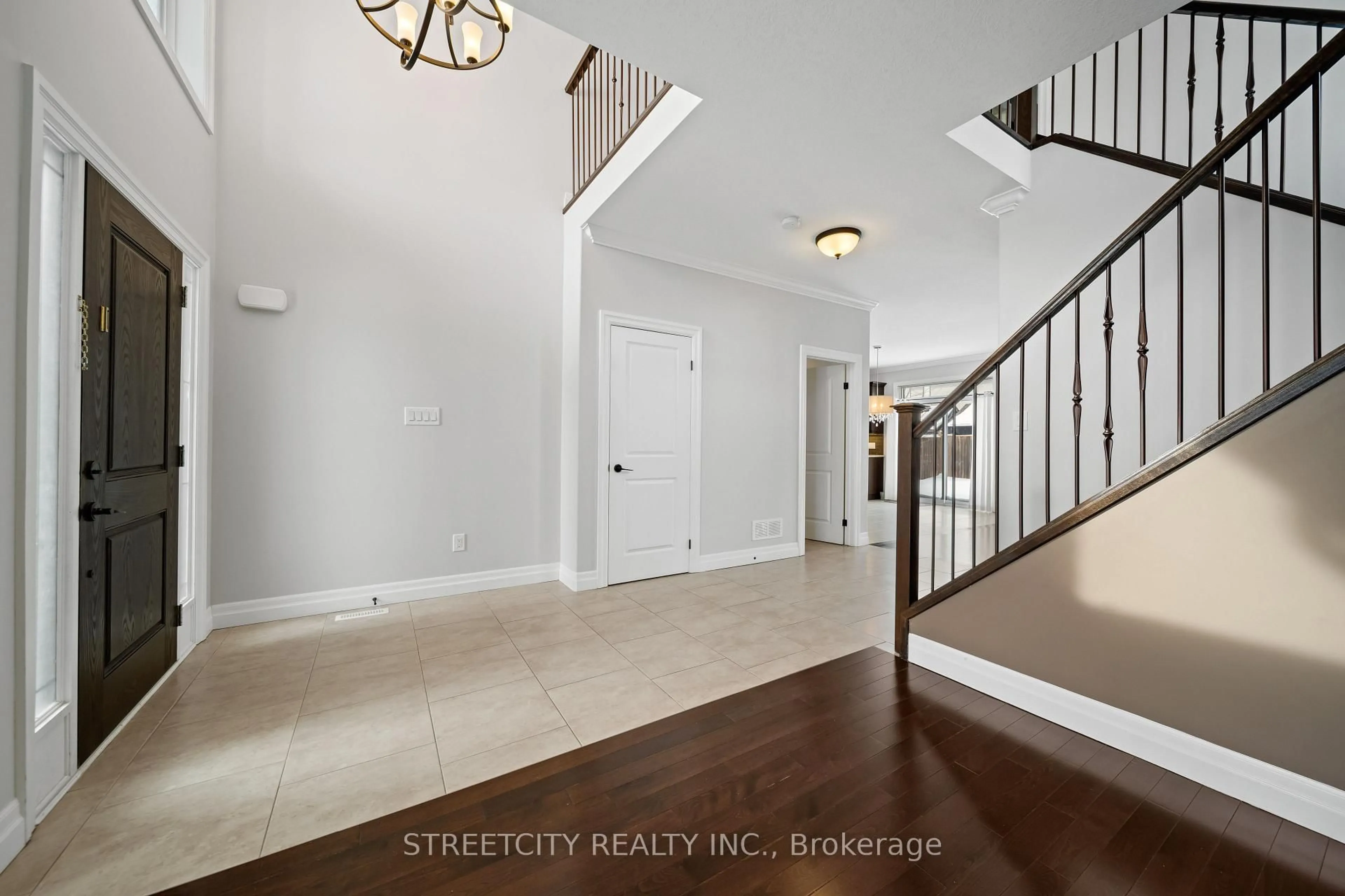 Indoor entryway for 6540 Upper Canada Cross, London South Ontario N6P 0B9