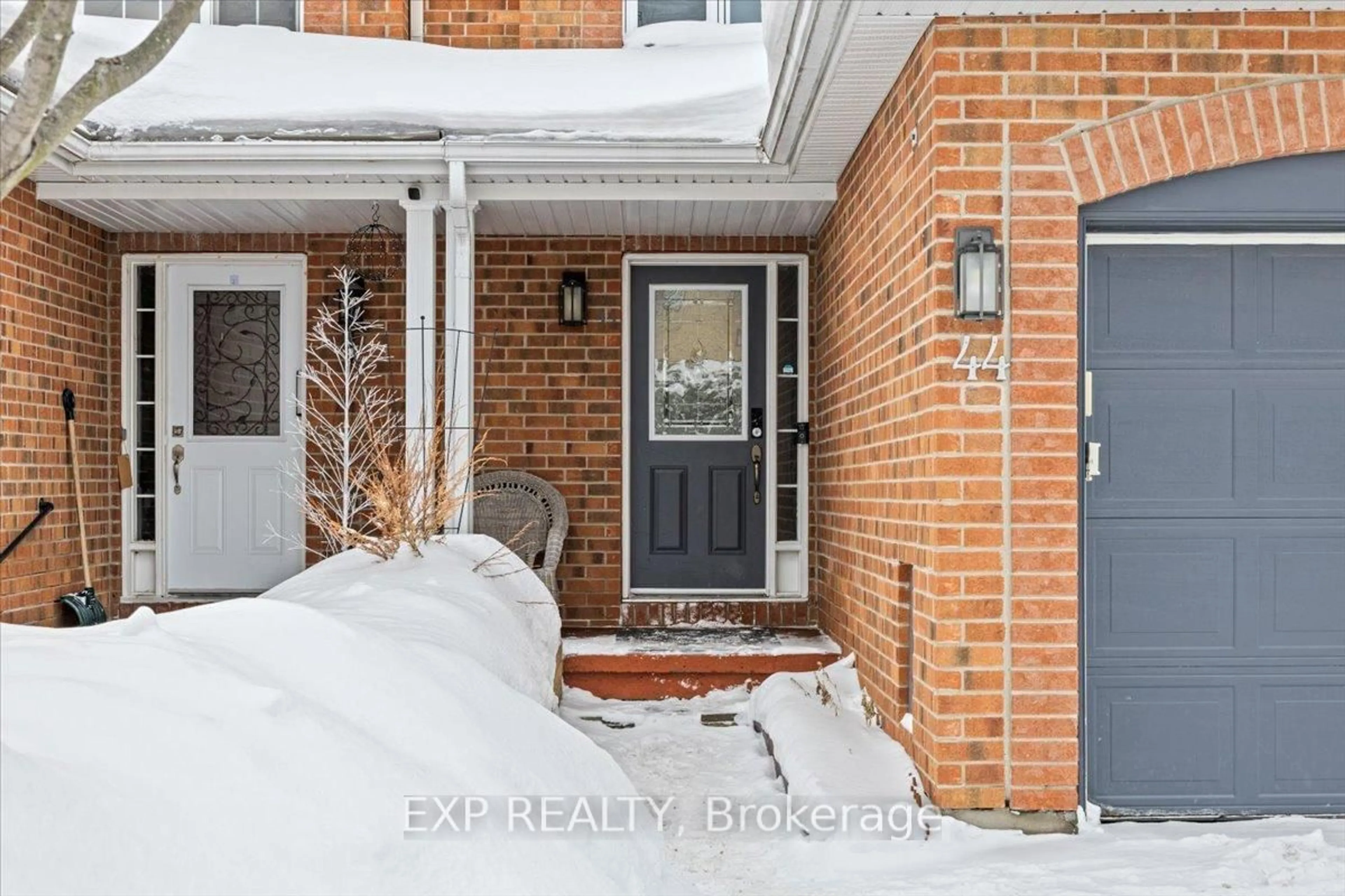 Indoor entryway for 44 Coralbell Private, Ottawa Ontario K1T 3Z9