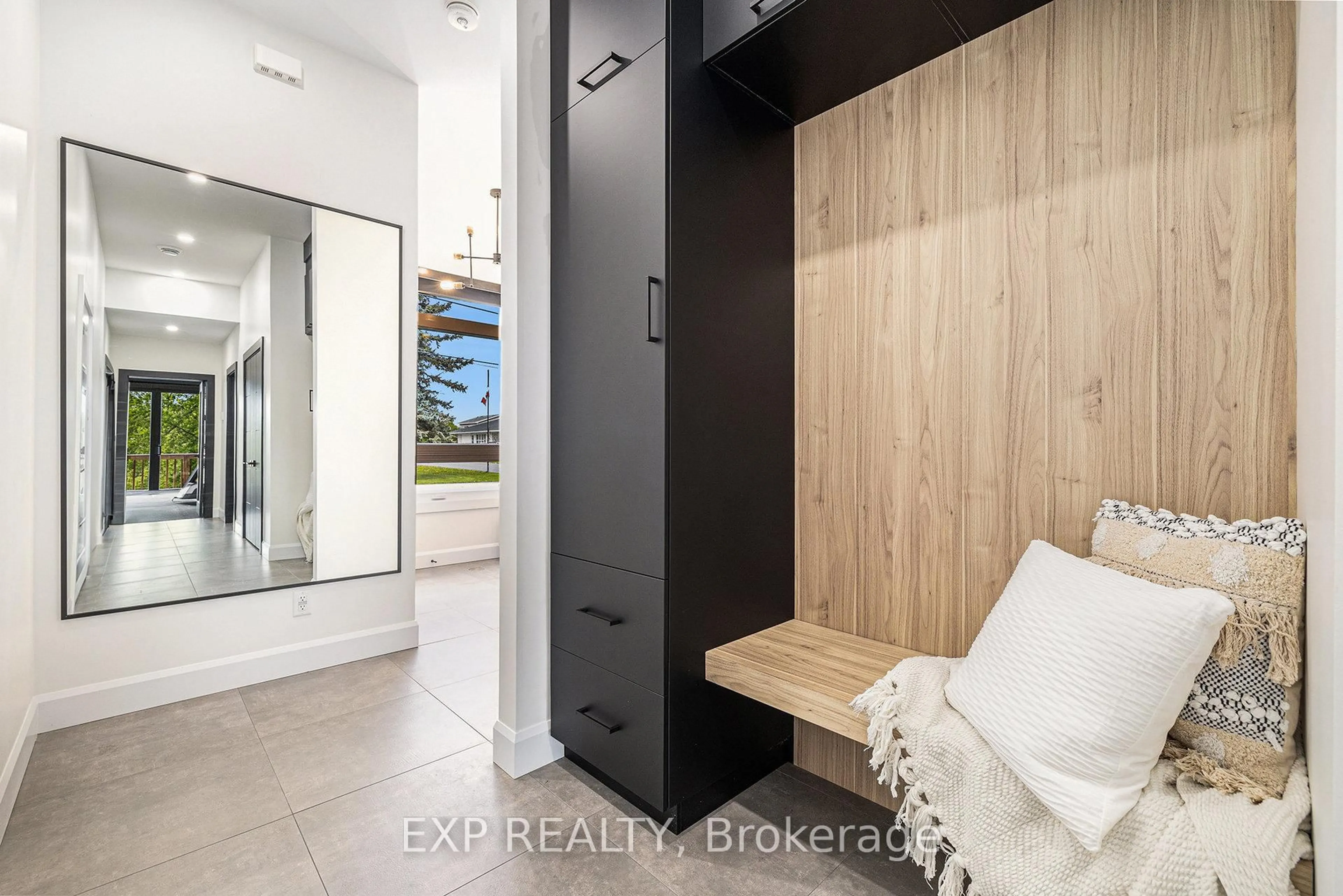 Indoor entryway for 1056 Notre Dame St, Russell Ontario K0A 1W0