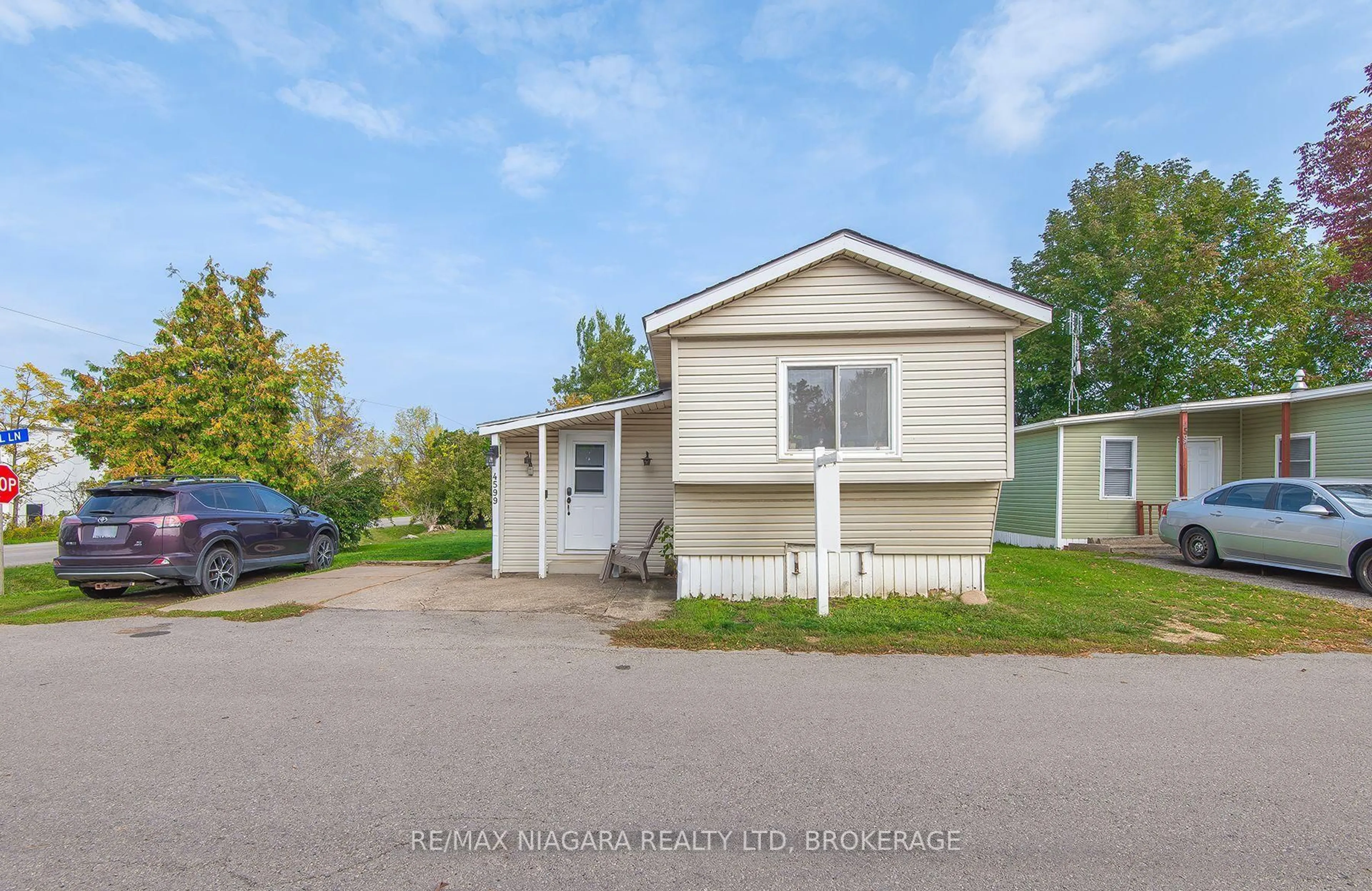 Home with vinyl exterior material, street for 4599 ABIGAIL Lane, Lincoln Ontario L3J 0W1