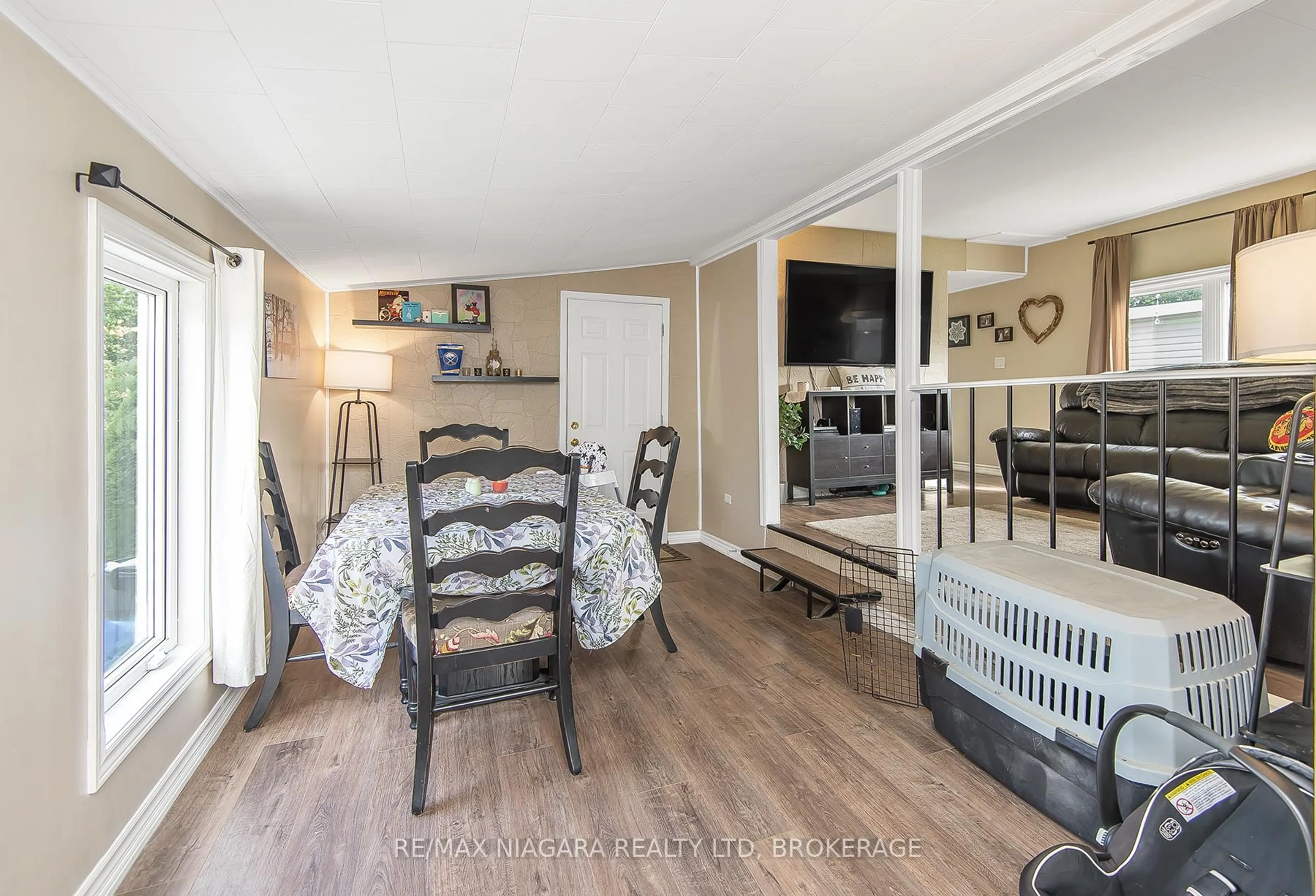 Living room with furniture, wood/laminate floor for 4599 ABIGAIL Lane, Lincoln Ontario L3J 0W1