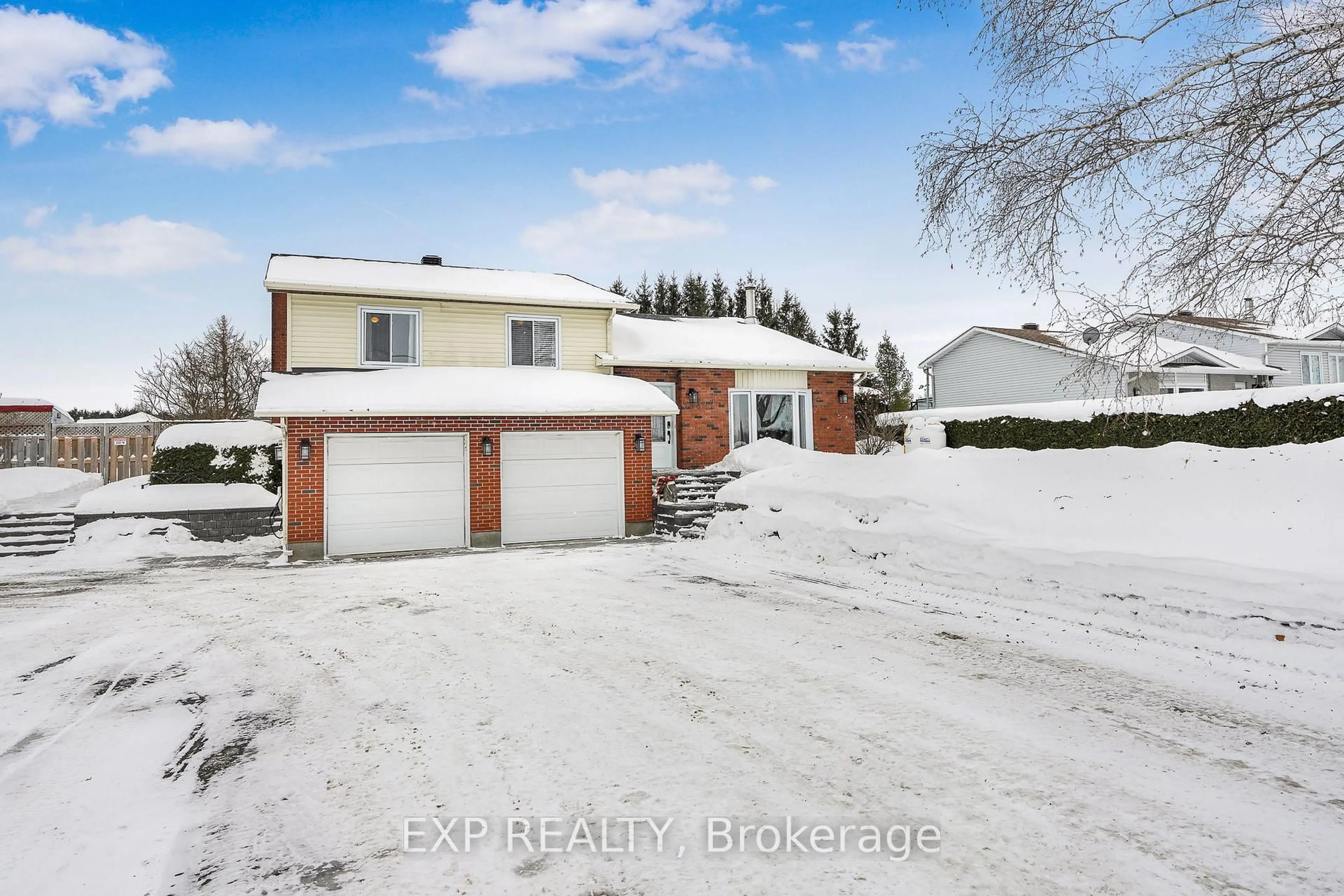 A pic from outside/outdoor area/front of a property/back of a property/a pic from drone, street for 564 Du Golf Rd, Clarence-Rockland Ontario K0A 2A0