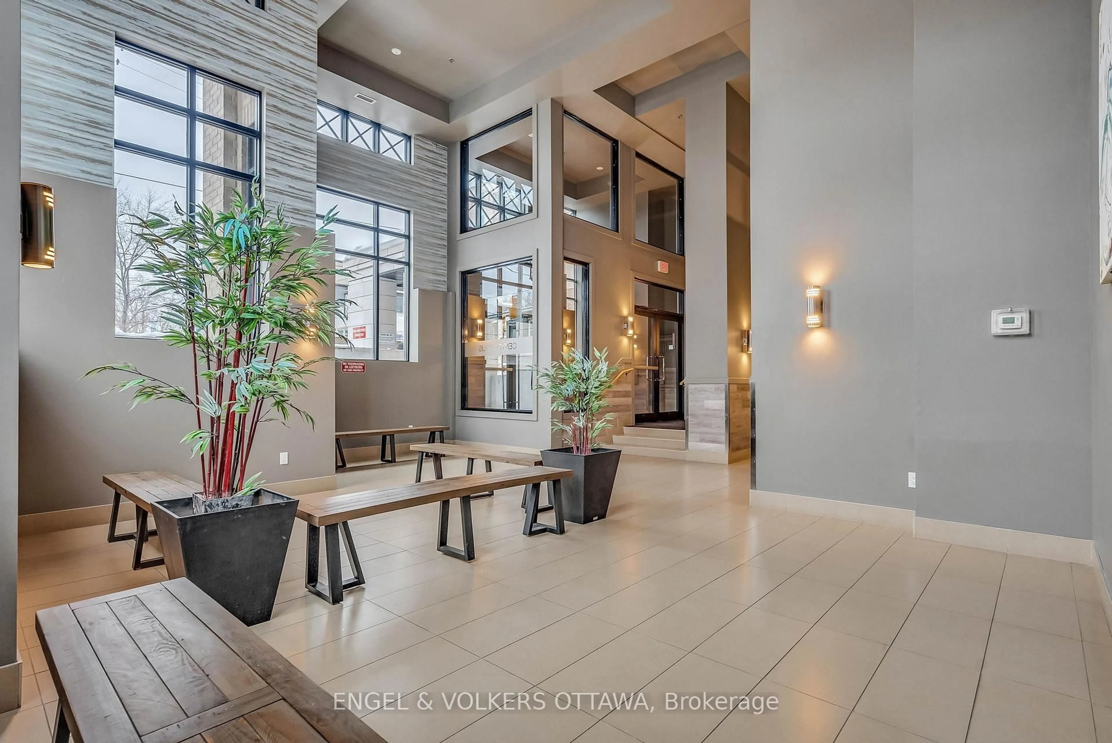 Indoor foyer for 429 Kent St #123, Ottawa Ontario K2P 1B5