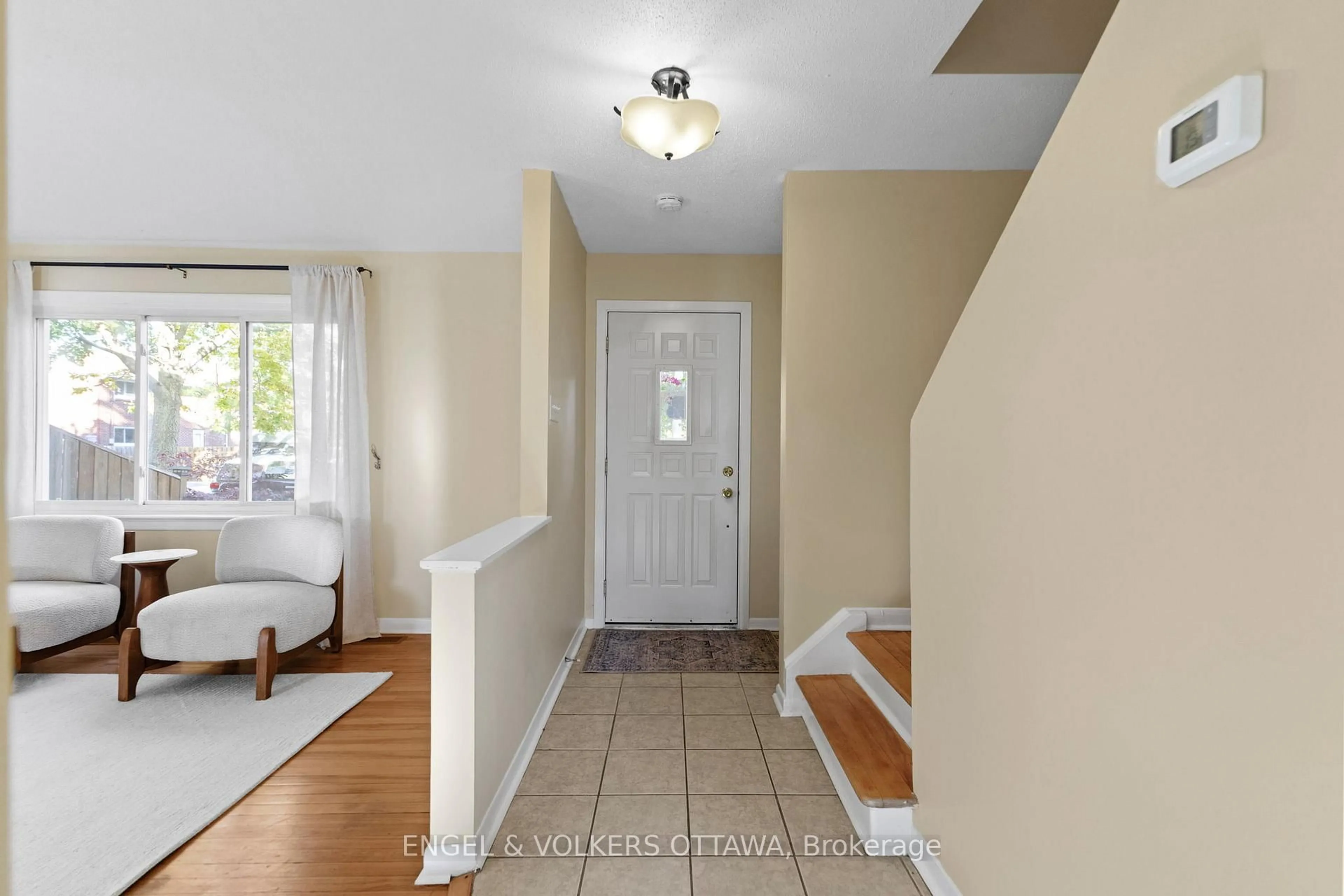Indoor entryway for 838 Borthwick Ave, Ottawa Ontario K1K 2M8