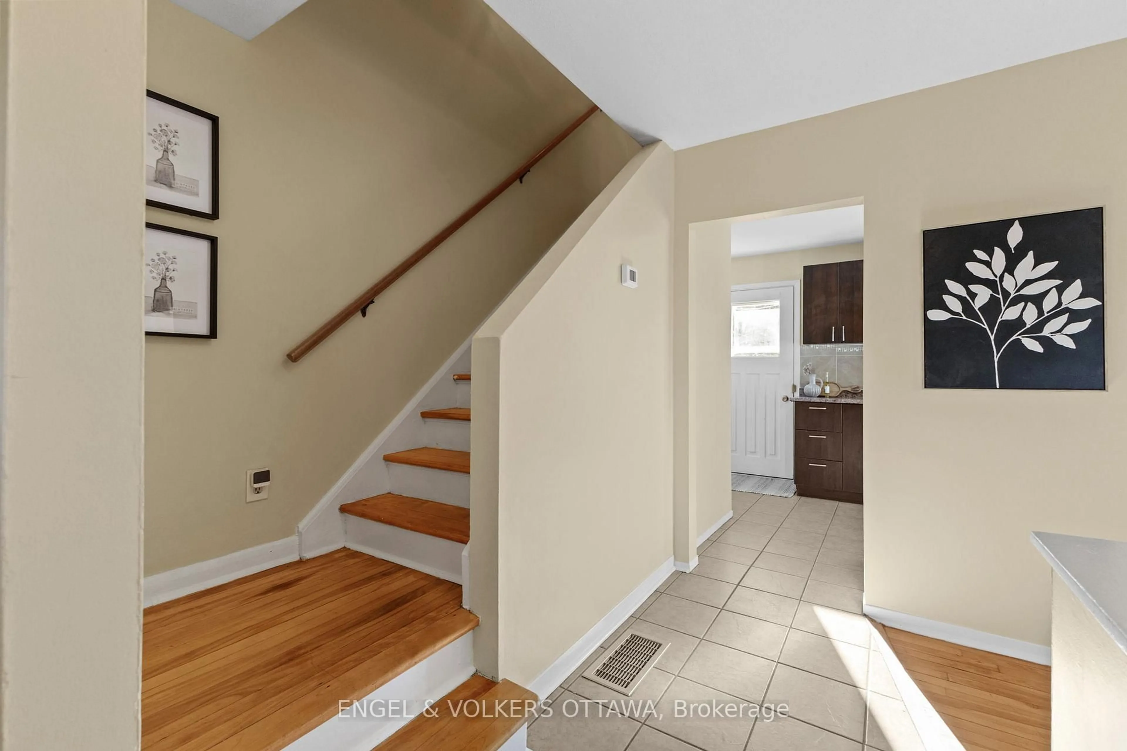 Indoor entryway for 838 Borthwick Ave, Ottawa Ontario K1K 2M8