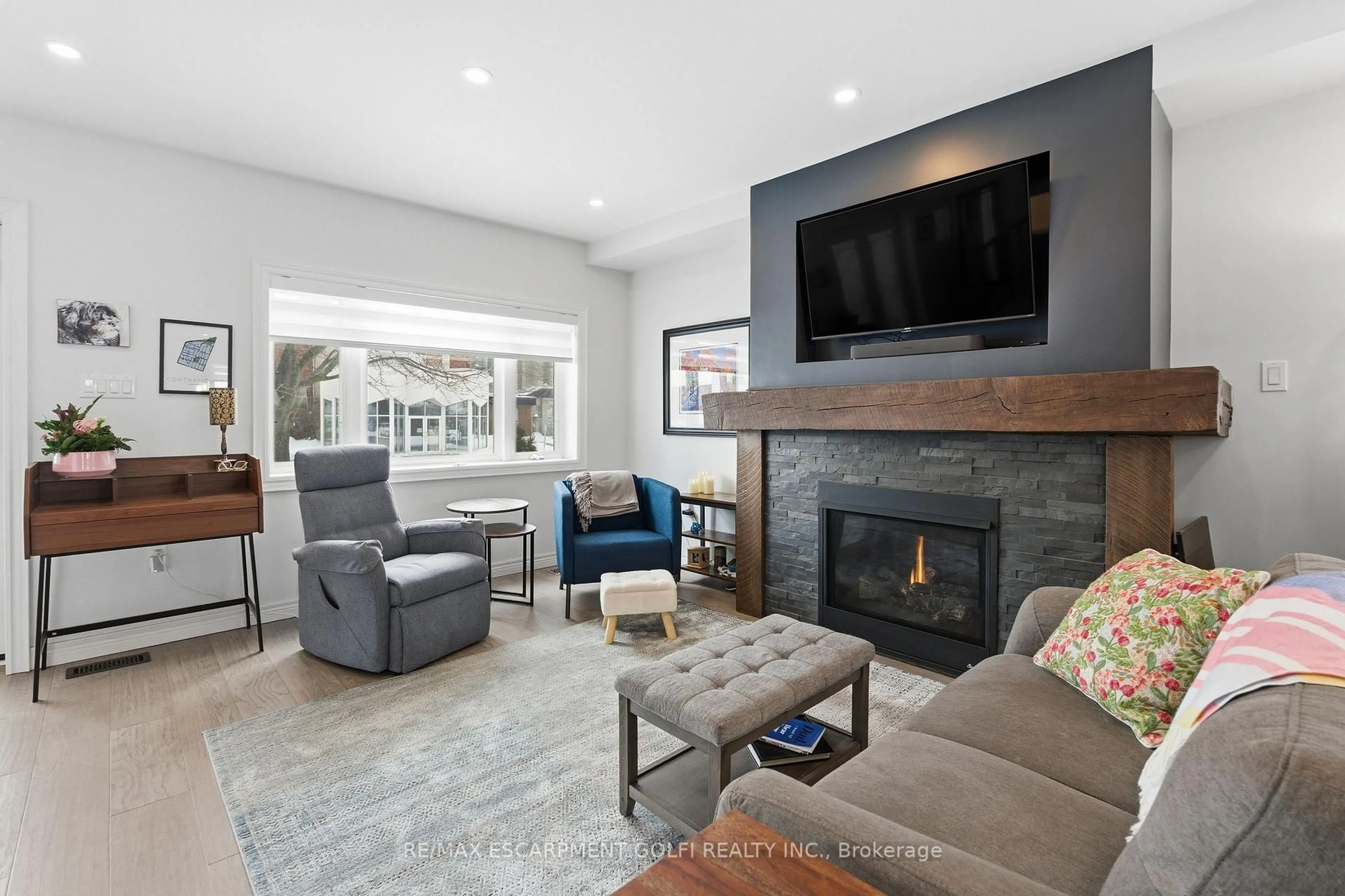 Living room with furniture, unknown for 49 Brucedale Ave, Hamilton Ontario L9A 1N2