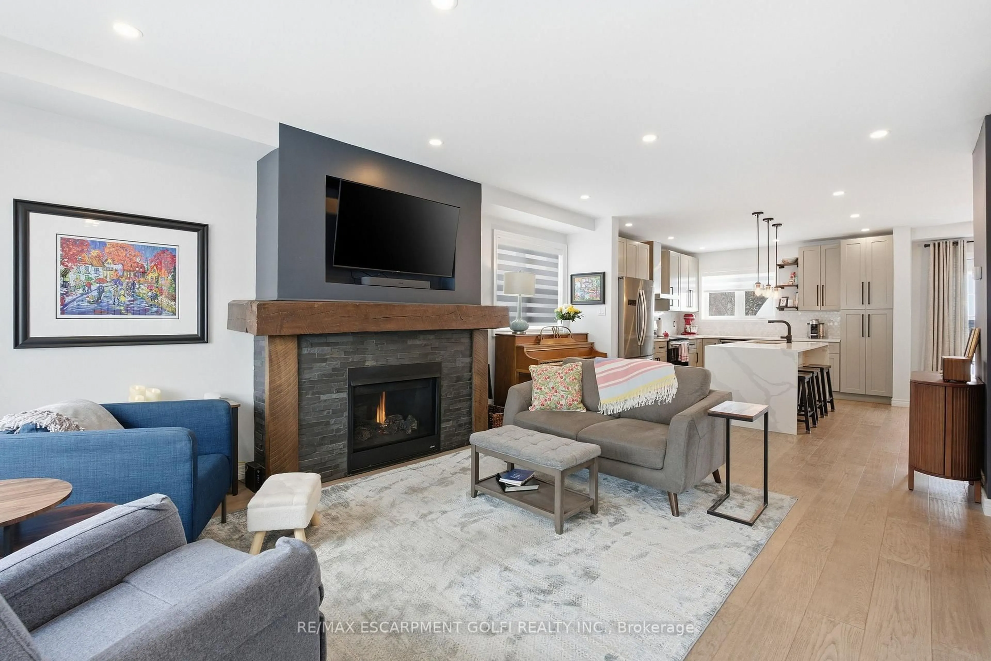 Living room with furniture, unknown for 49 Brucedale Ave, Hamilton Ontario L9A 1N2