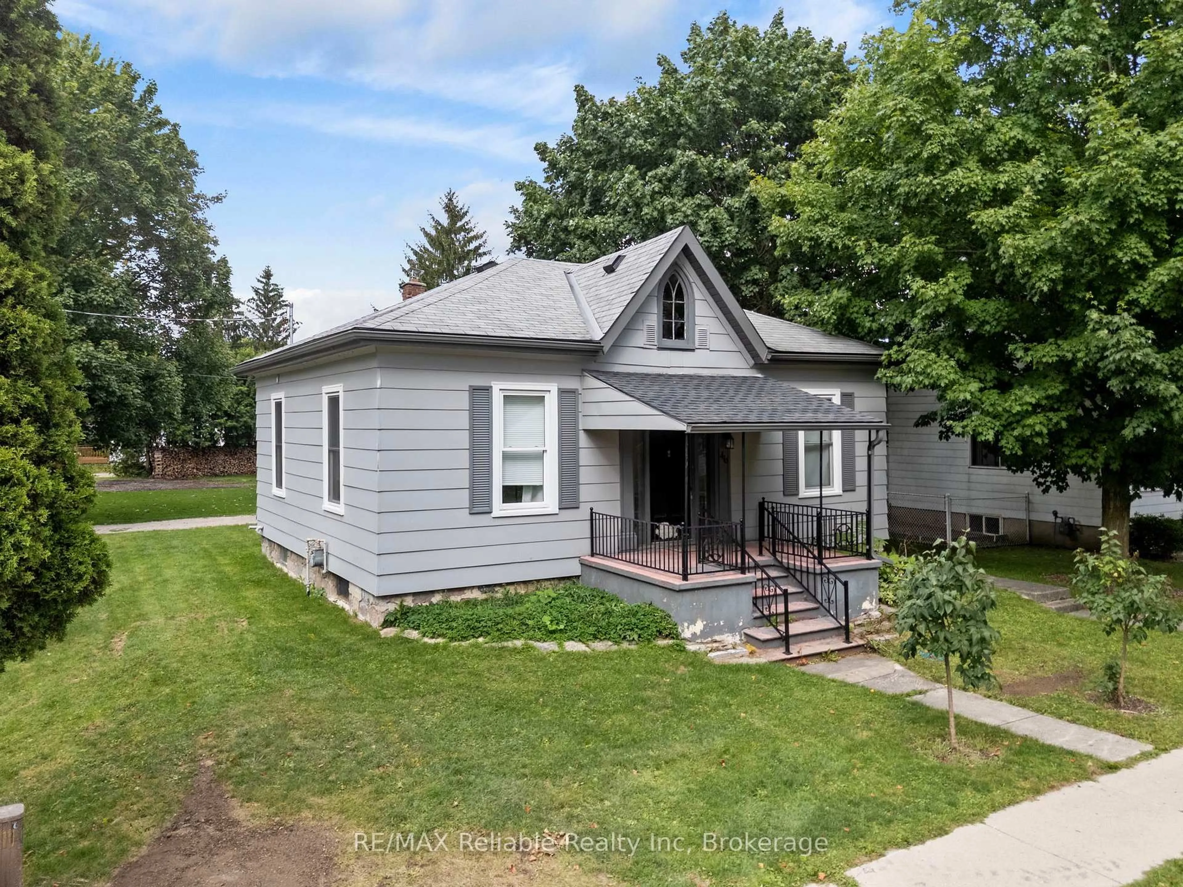 A pic from outside/outdoor area/front of a property/back of a property/a pic from drone, street for 46 James St, Huron East Ontario N0K 1W0