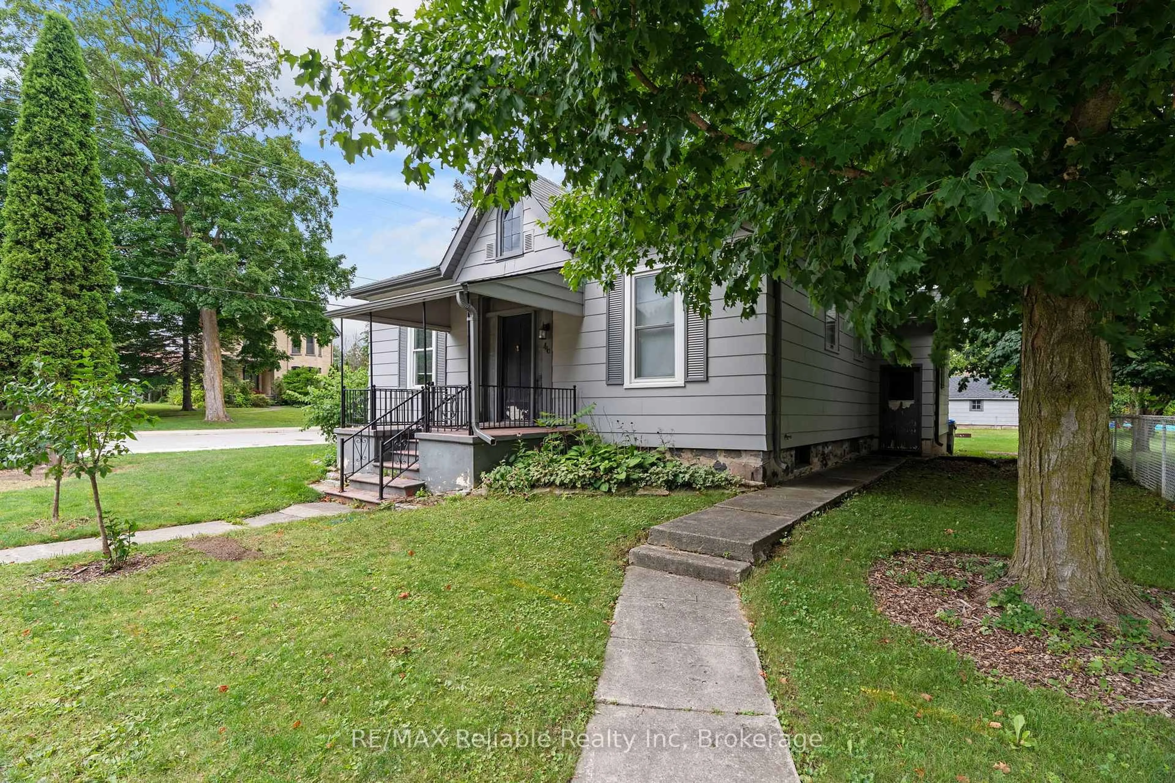 Home with vinyl exterior material, street for 46 James St, Huron East Ontario N0K 1W0