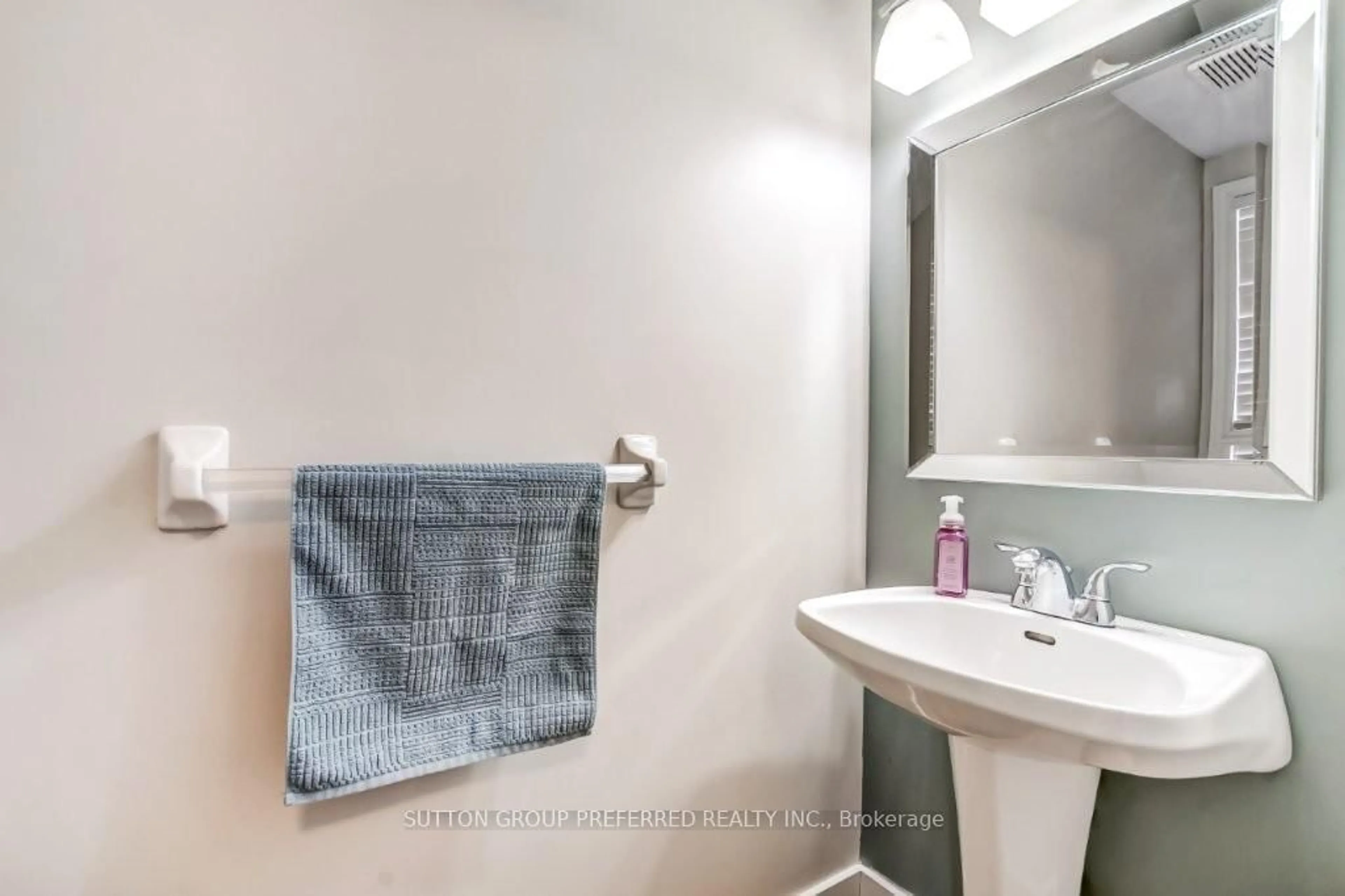 Standard bathroom, ceramic/tile floor for 1015 Farnham Rd #12, London South Ontario N6K 1S3