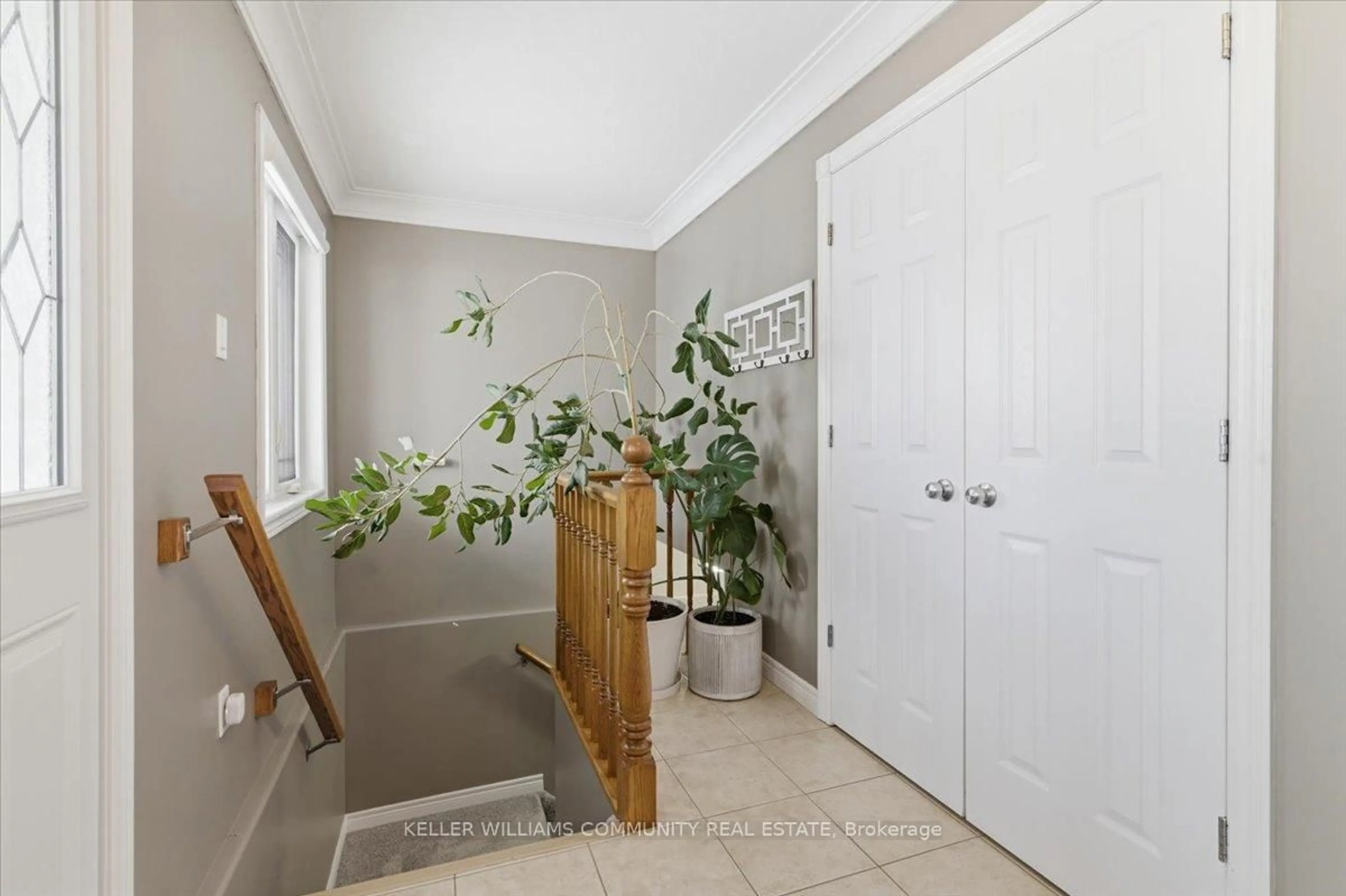 Indoor entryway for 210 Chandler Cres, Peterborough Ontario K9J 2G1