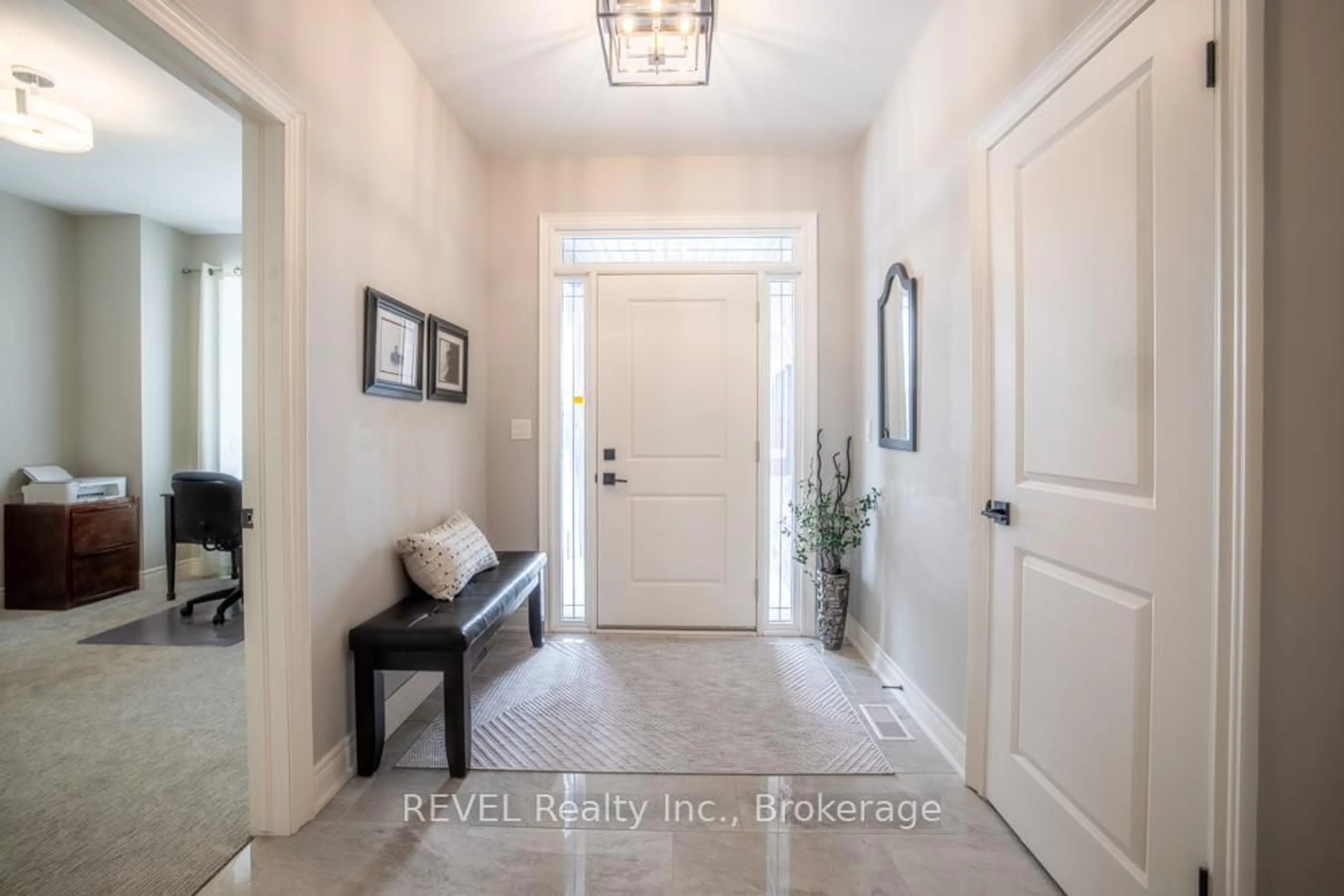 Indoor entryway for 94 Julia Dr, Welland Ontario L3C 0E7