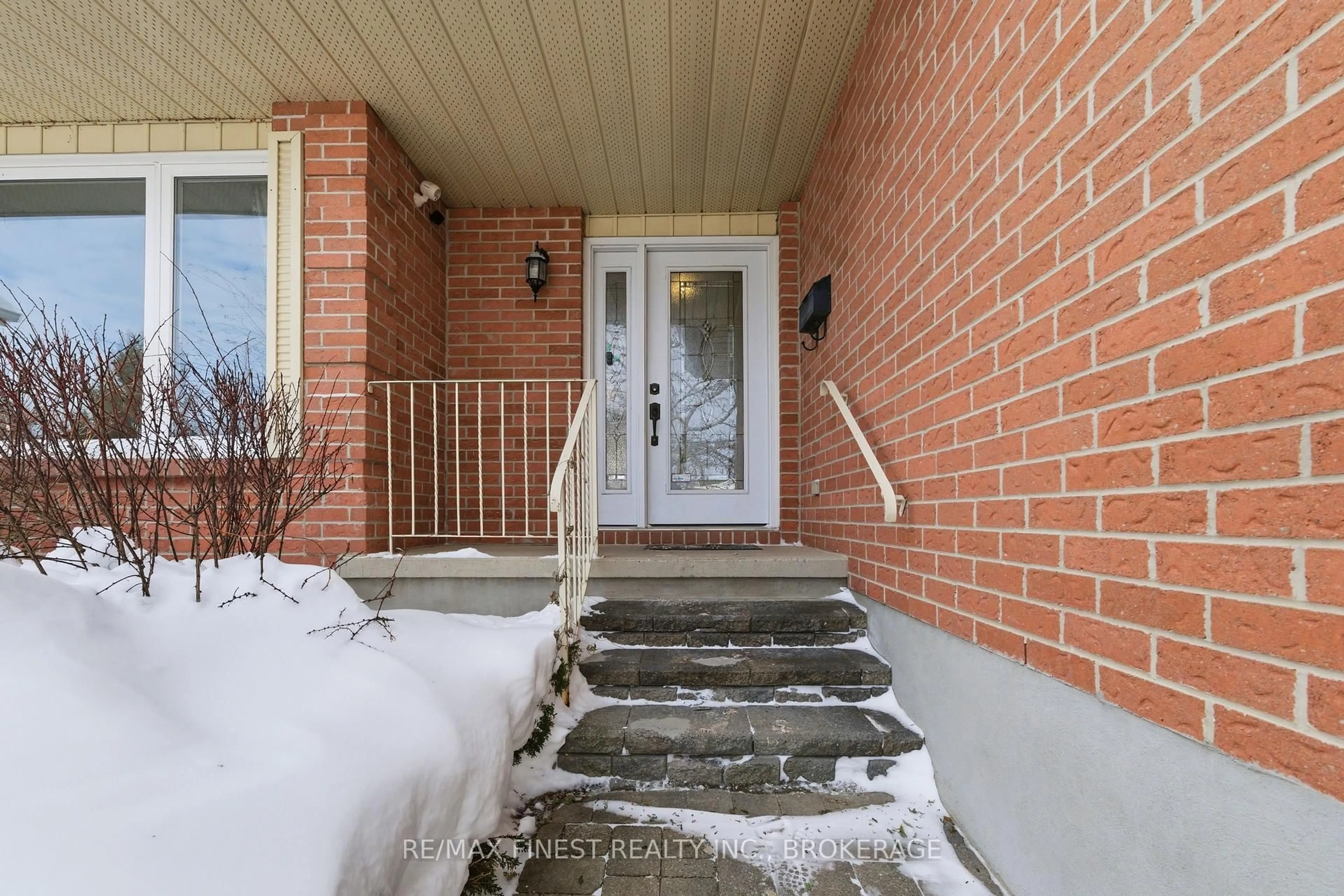 Indoor entryway for 953 Lancaster Dr, Kingston Ontario K7P 2A4
