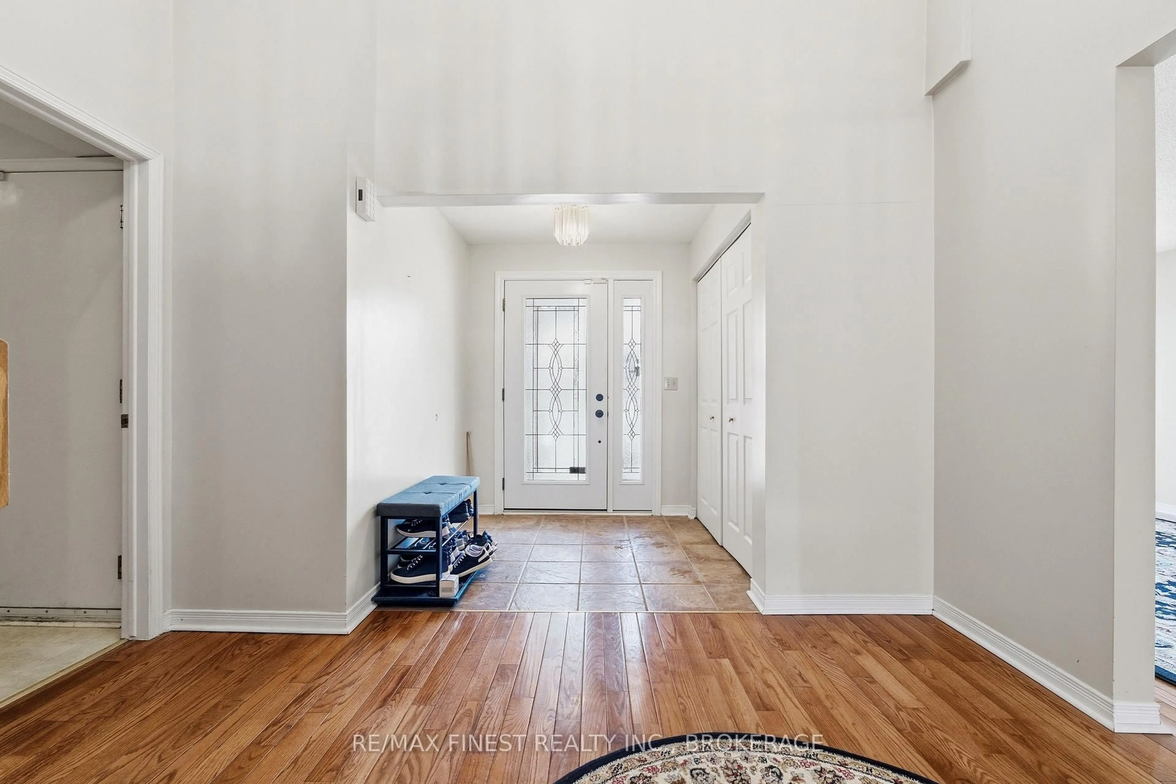 Indoor entryway for 953 Lancaster Dr, Kingston Ontario K7P 2A4