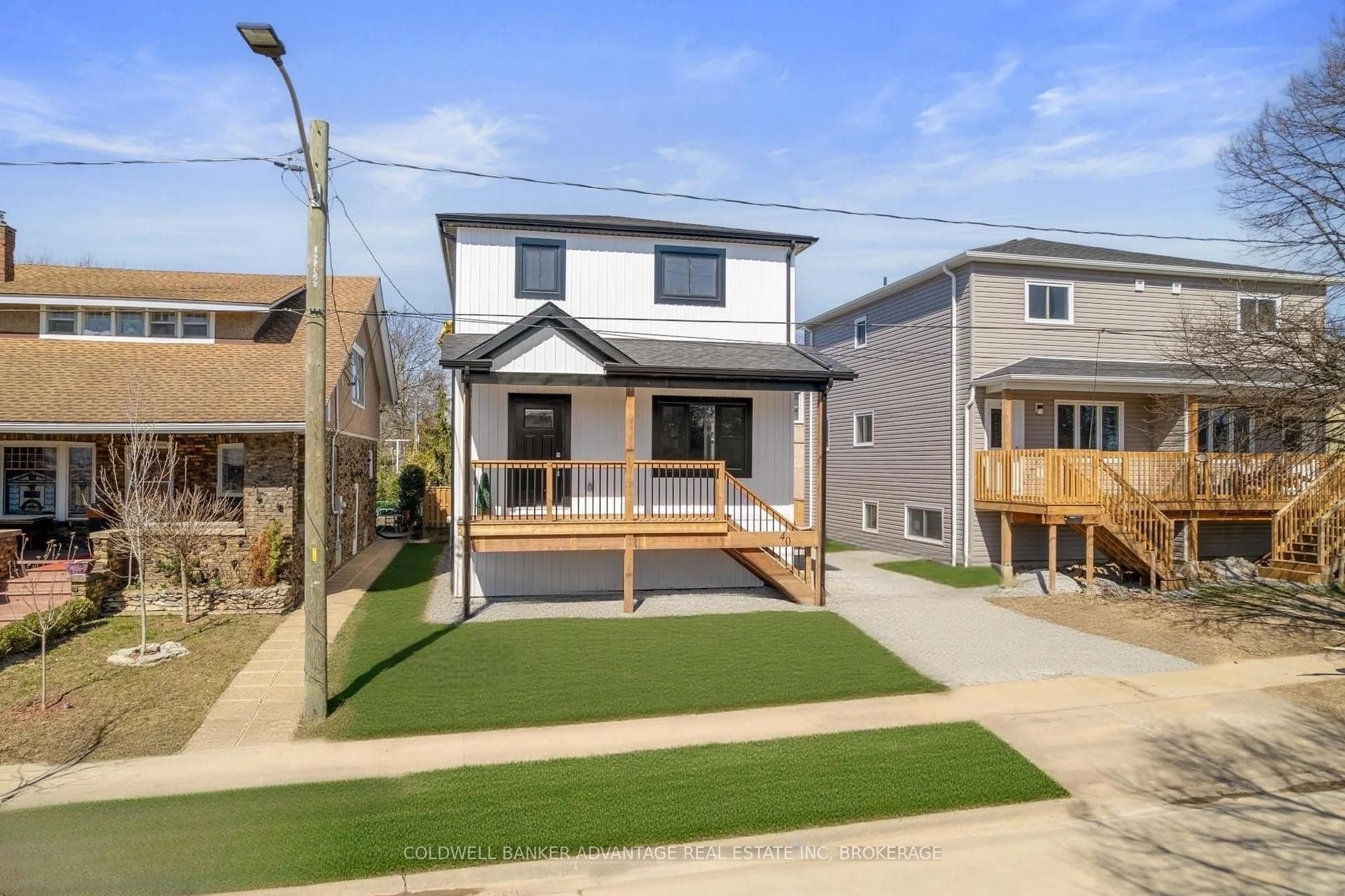 Home with vinyl exterior material, street for 40 McMaster Ave, Welland Ontario L3B 3S8