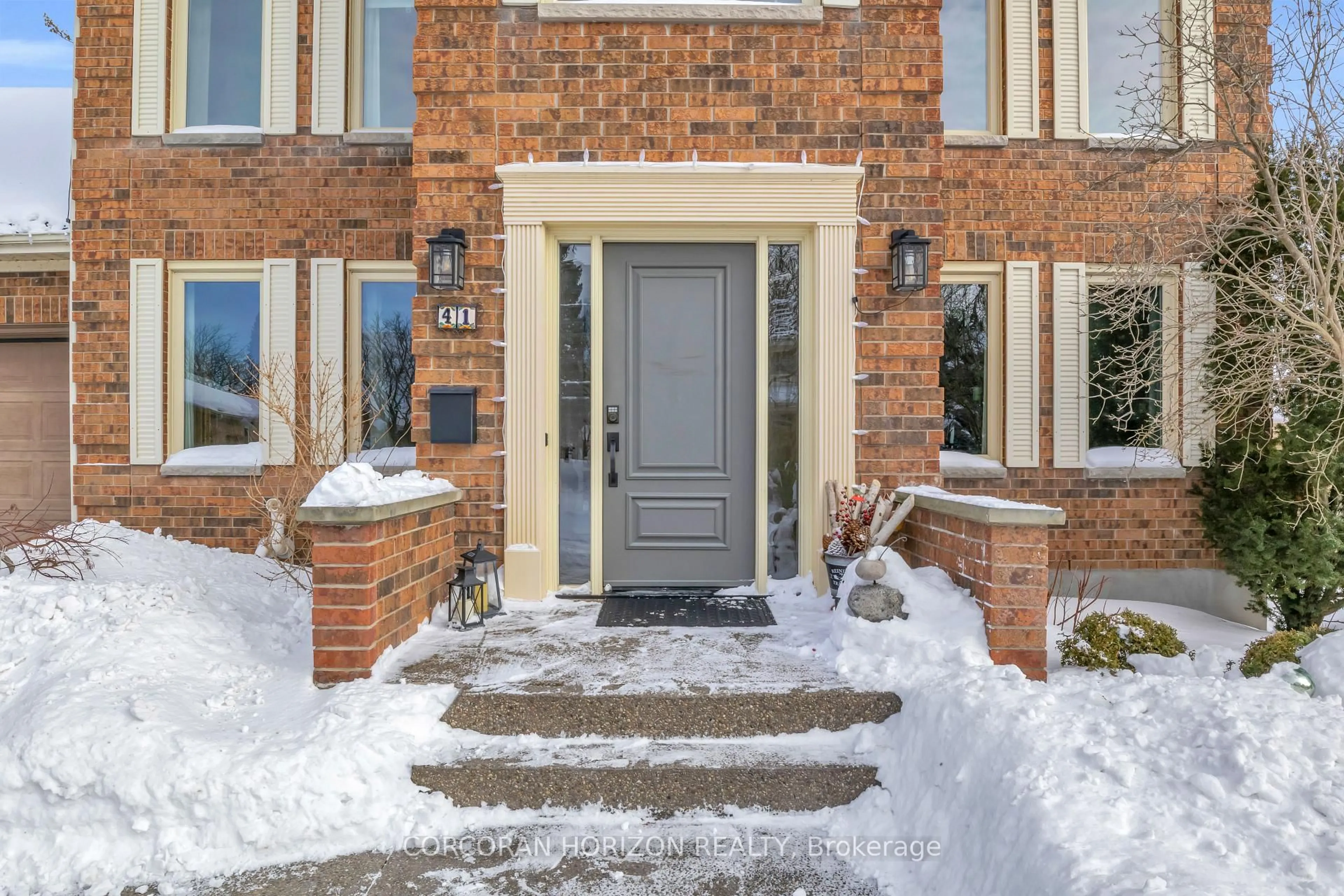 Indoor entryway for 41 Tinatawa Crt, Kitchener Ontario N2A 3G9