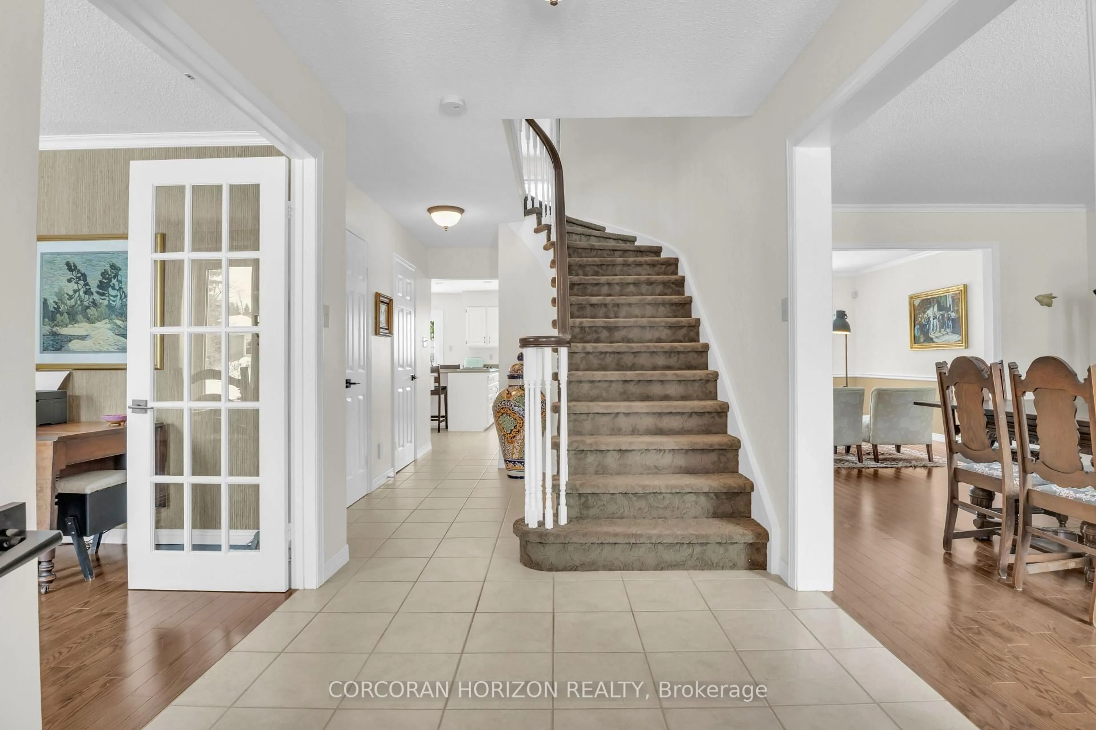 Indoor foyer for 41 Tinatawa Crt, Kitchener Ontario N2A 3G9