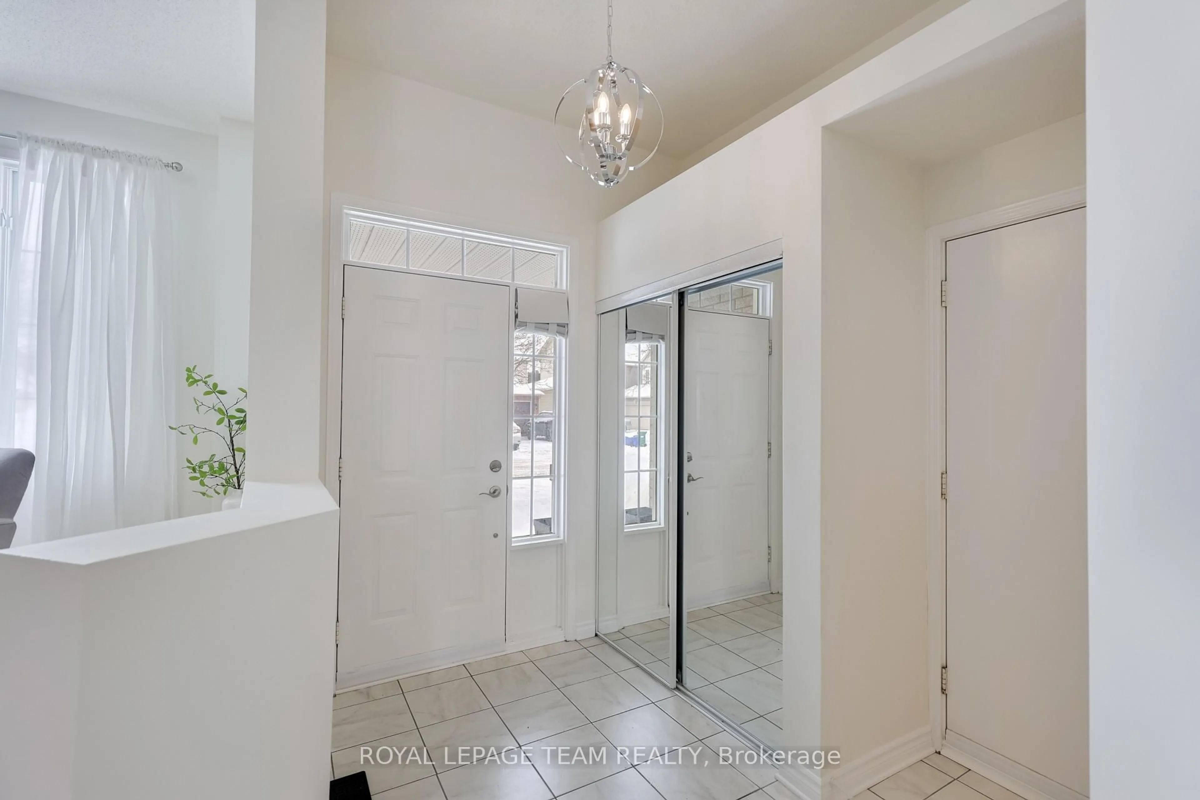 Indoor entryway for 7 Manorgate Pl, Ottawa Ontario K2G 6L3