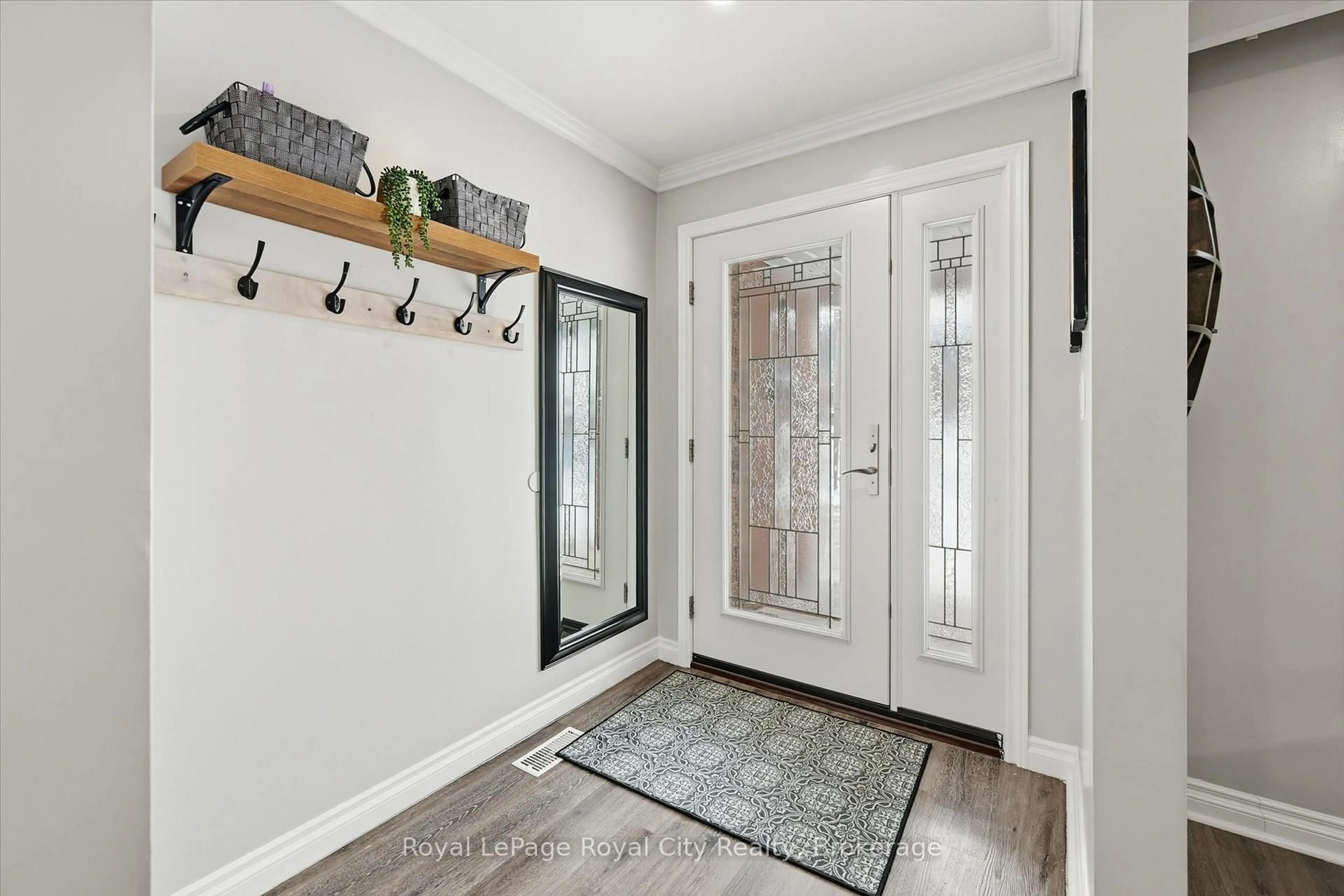 Indoor entryway for 74 Summercrest Dr, Hamilton Ontario L8K 6G6