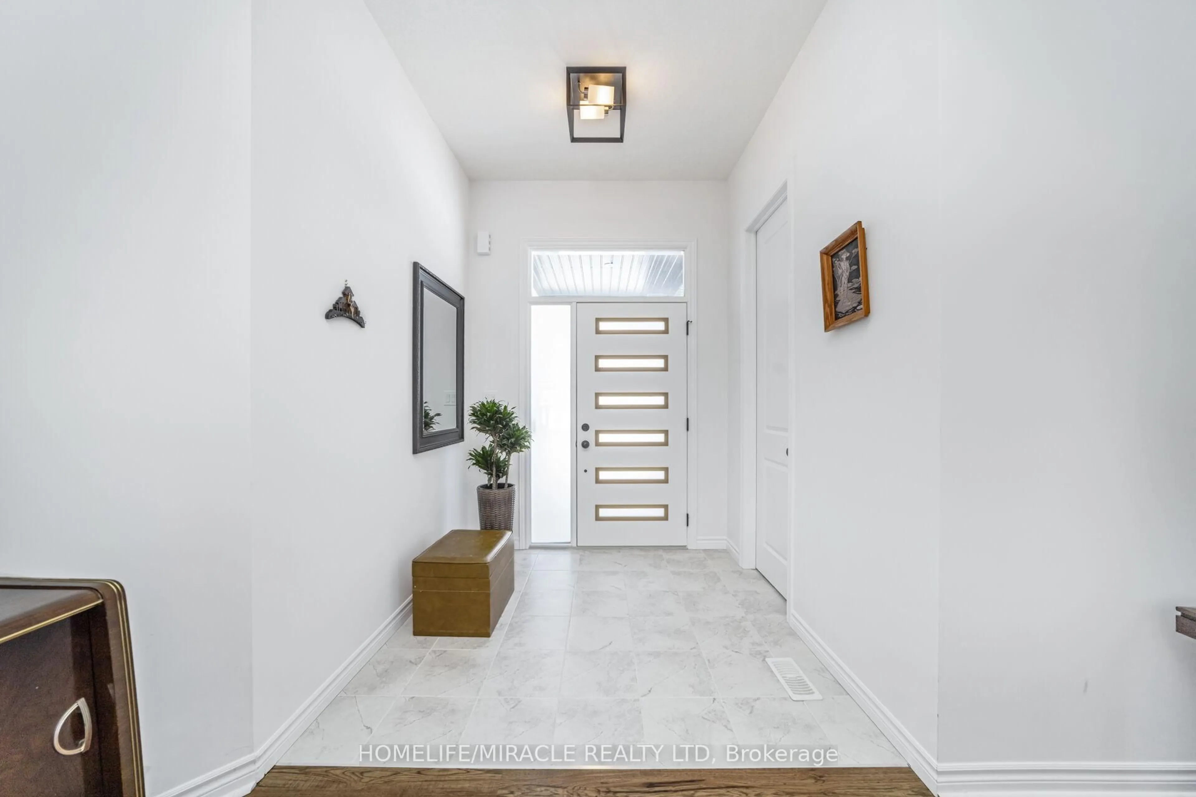 Indoor entryway for 158 Savannah Ridge Dr, Brant Ontario N3L 0L5