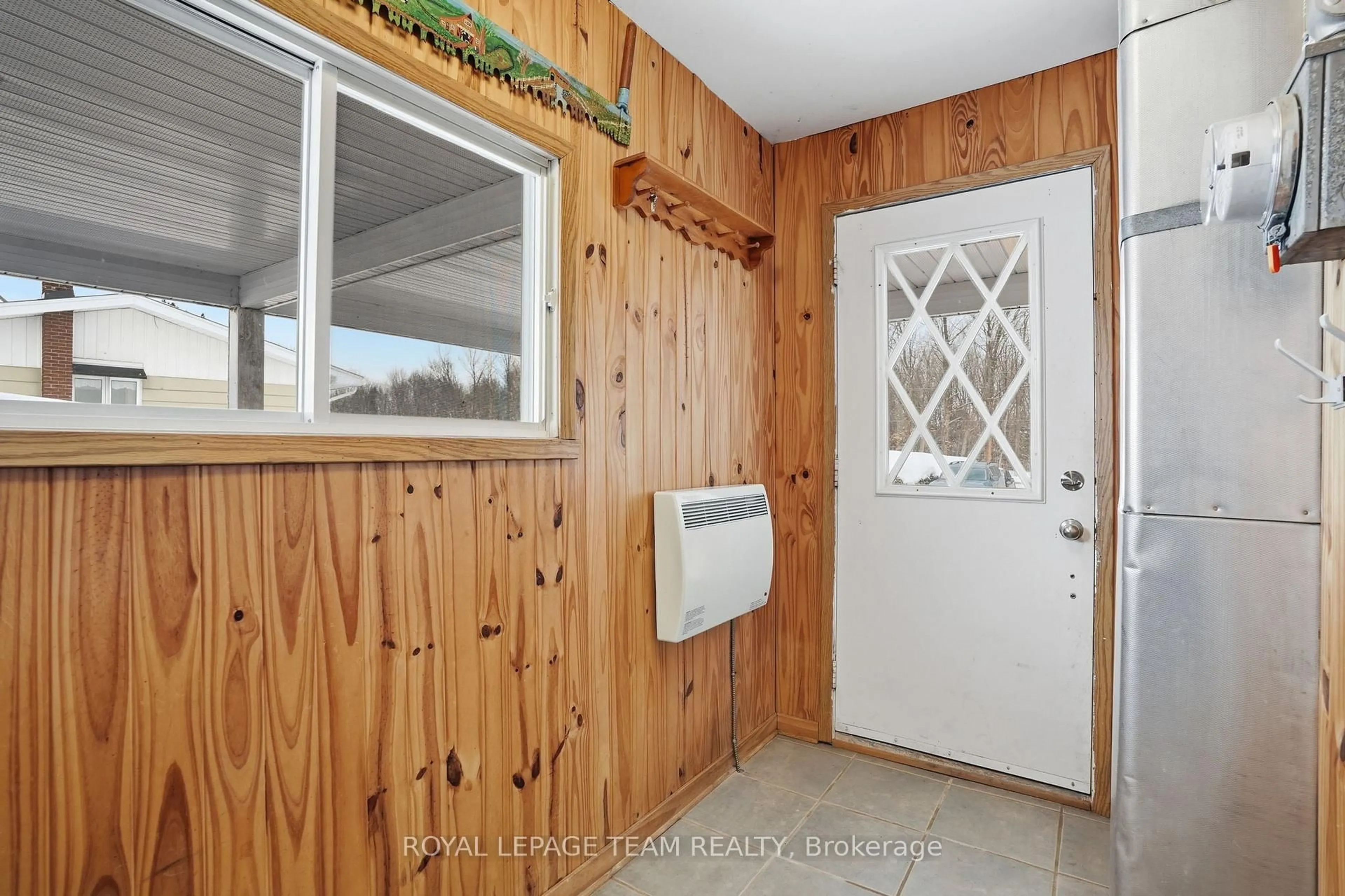 Indoor entryway for 250 Pattee Rd, Champlain Ontario K6A 2R2