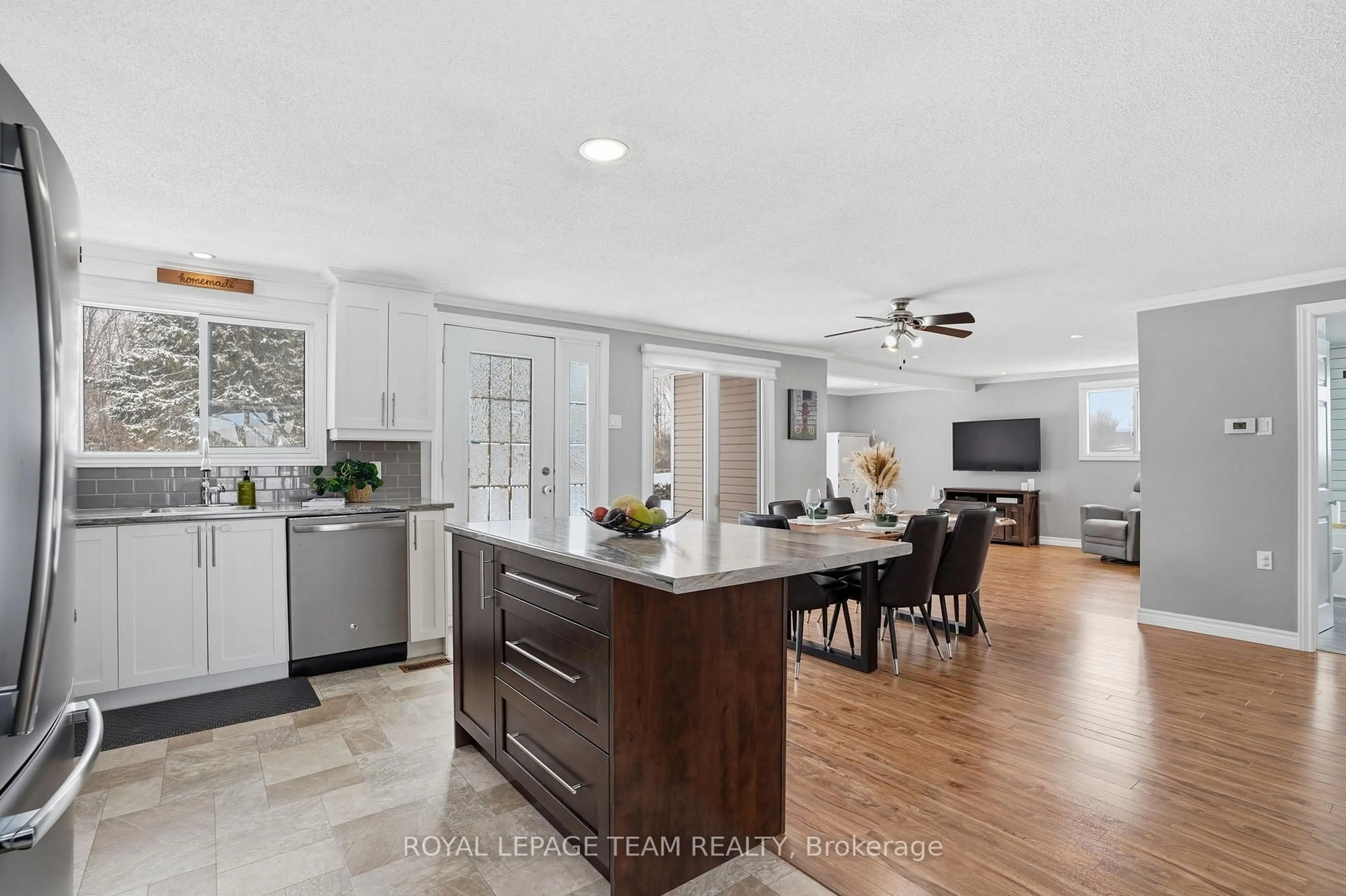 Open concept kitchen, unknown for 250 Pattee Rd, Champlain Ontario K6A 2R2