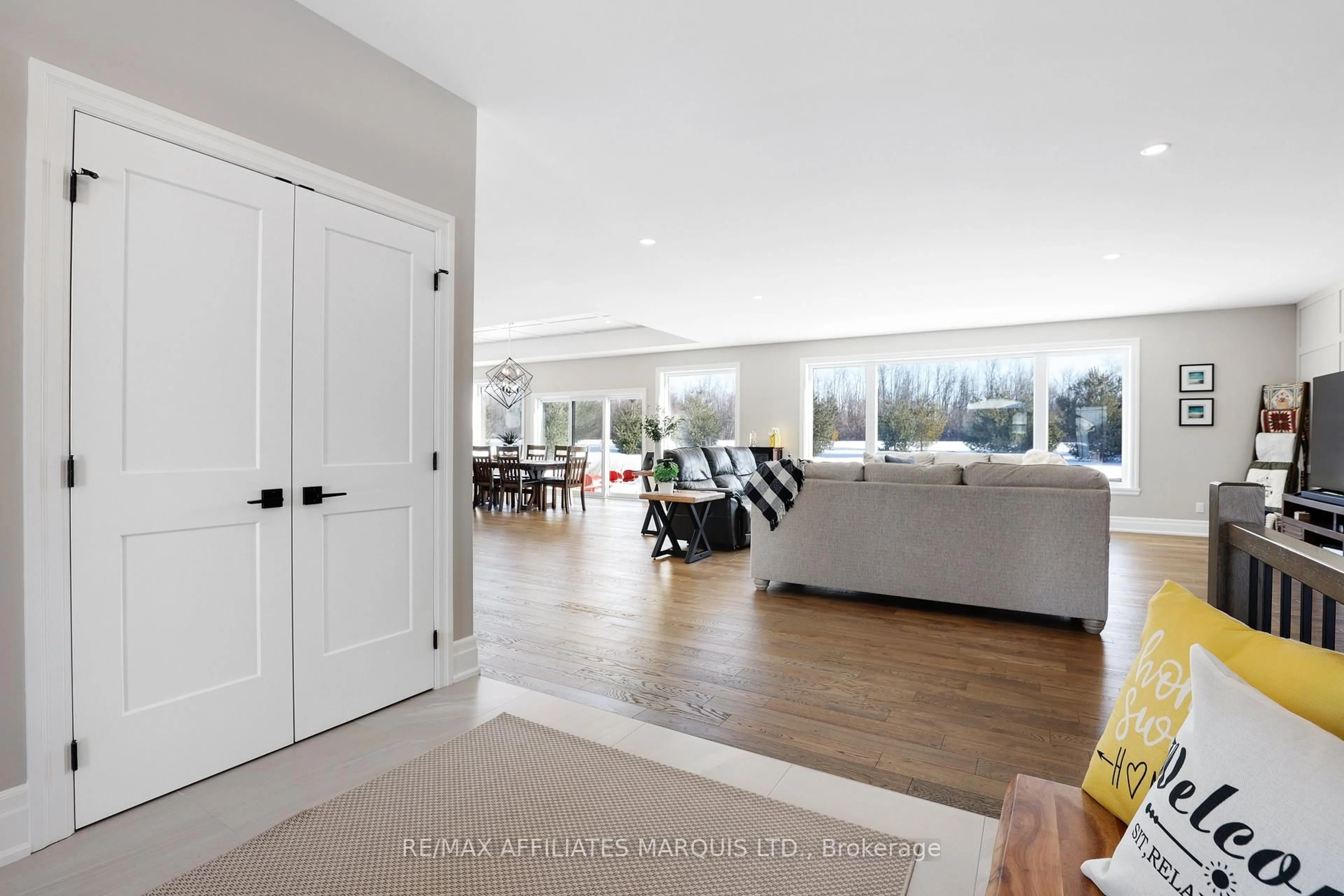 Indoor entryway for 18150 St Laurent Blvd, South Glengarry Ontario K6H 0G7