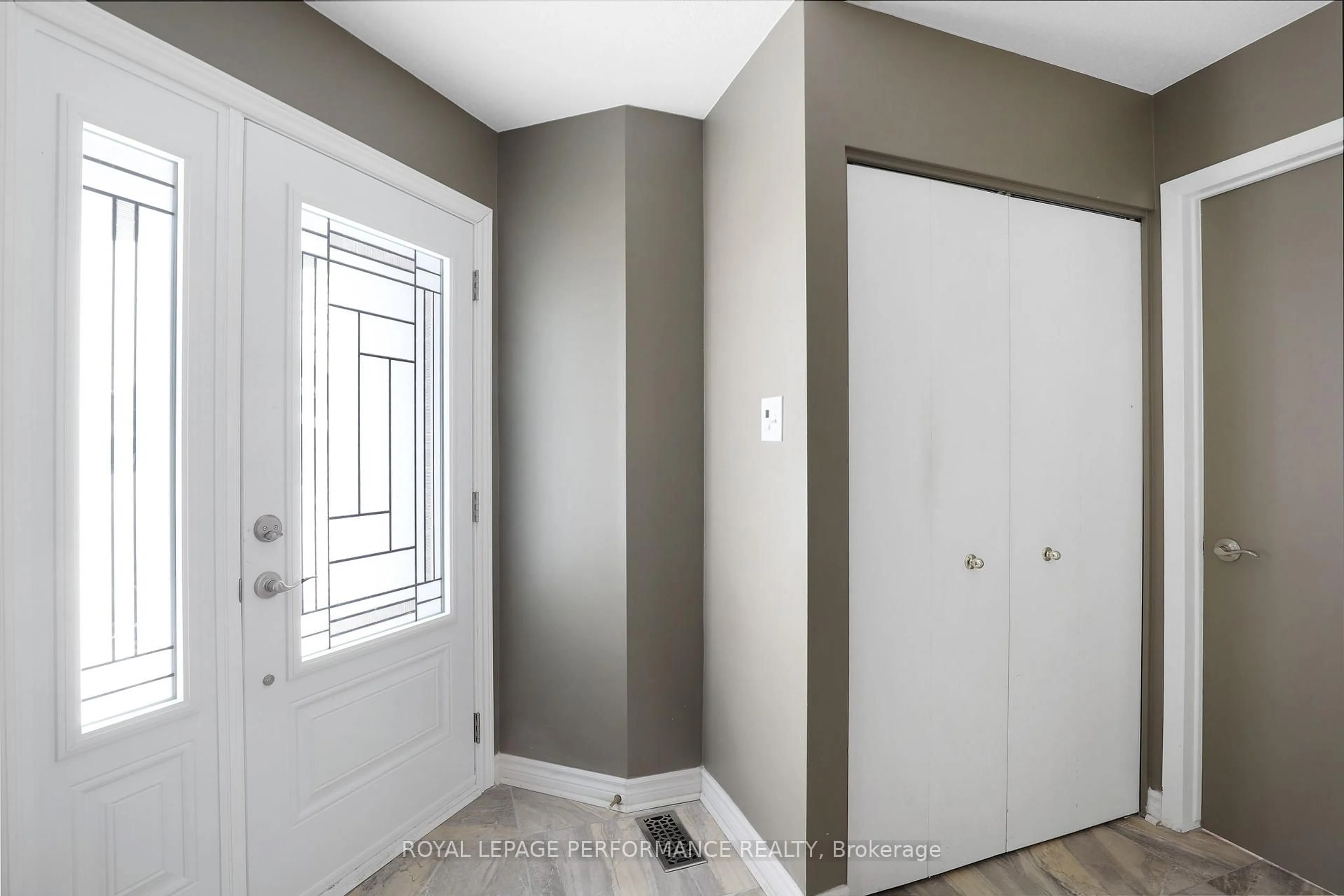Indoor entryway for 10 Ellisson Way, Ottawa Ontario K1G 4N8