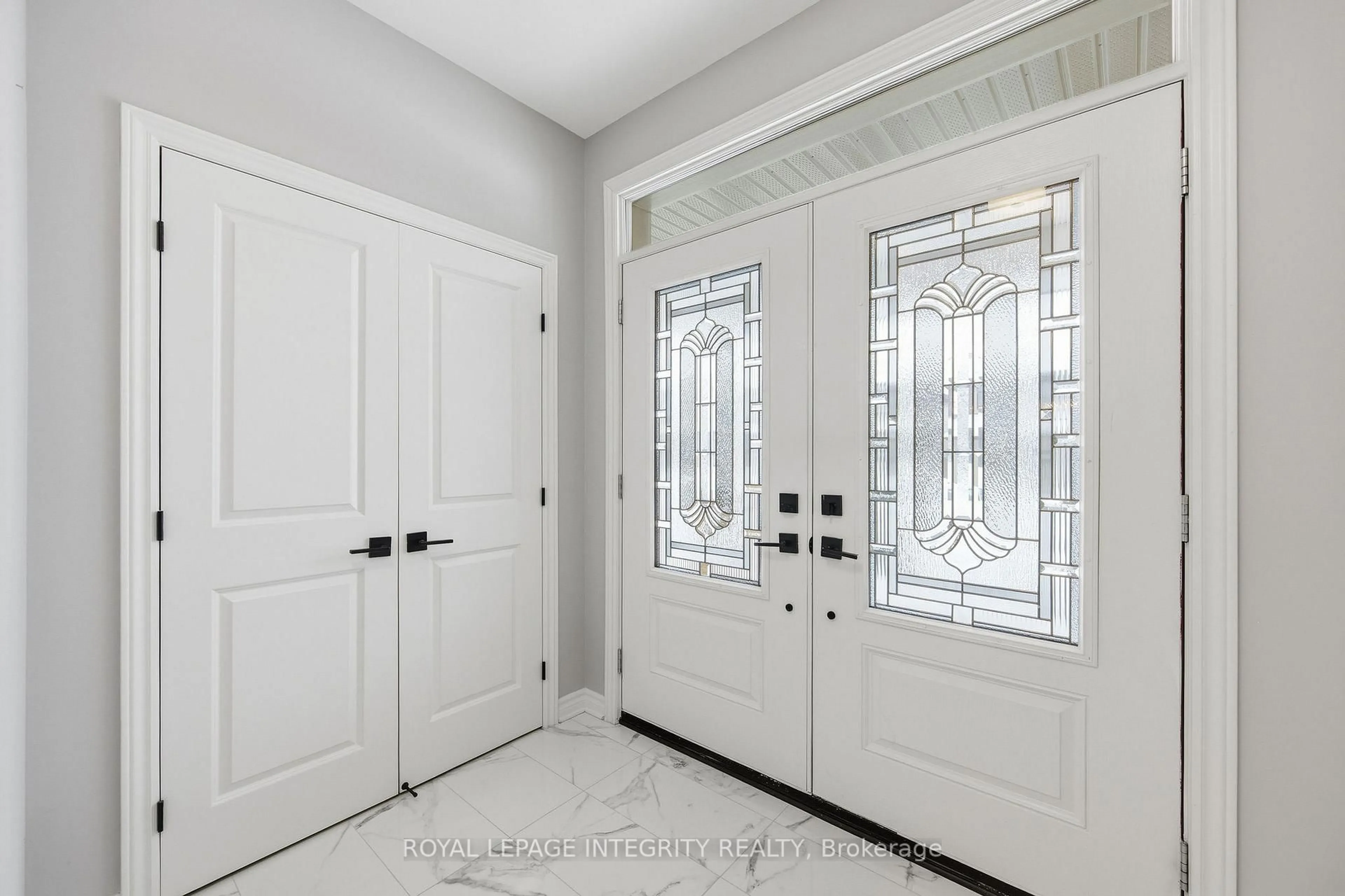 Indoor entryway for 211 Osterley Way, Ottawa Ontario K2S 2P2