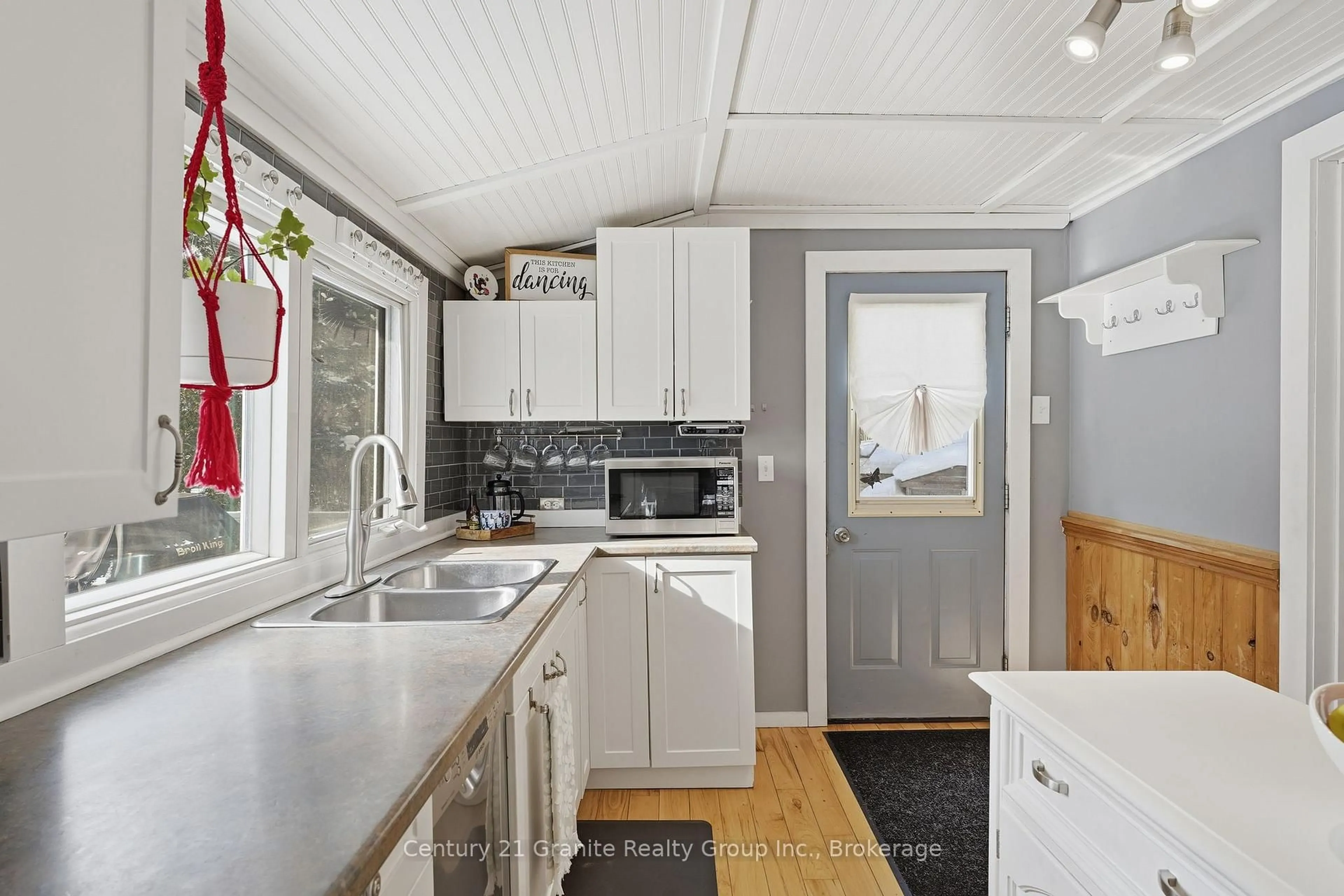 Standard kitchen, unknown for 1019 Pike Lane, Dysart et al Ontario K0M 1S0