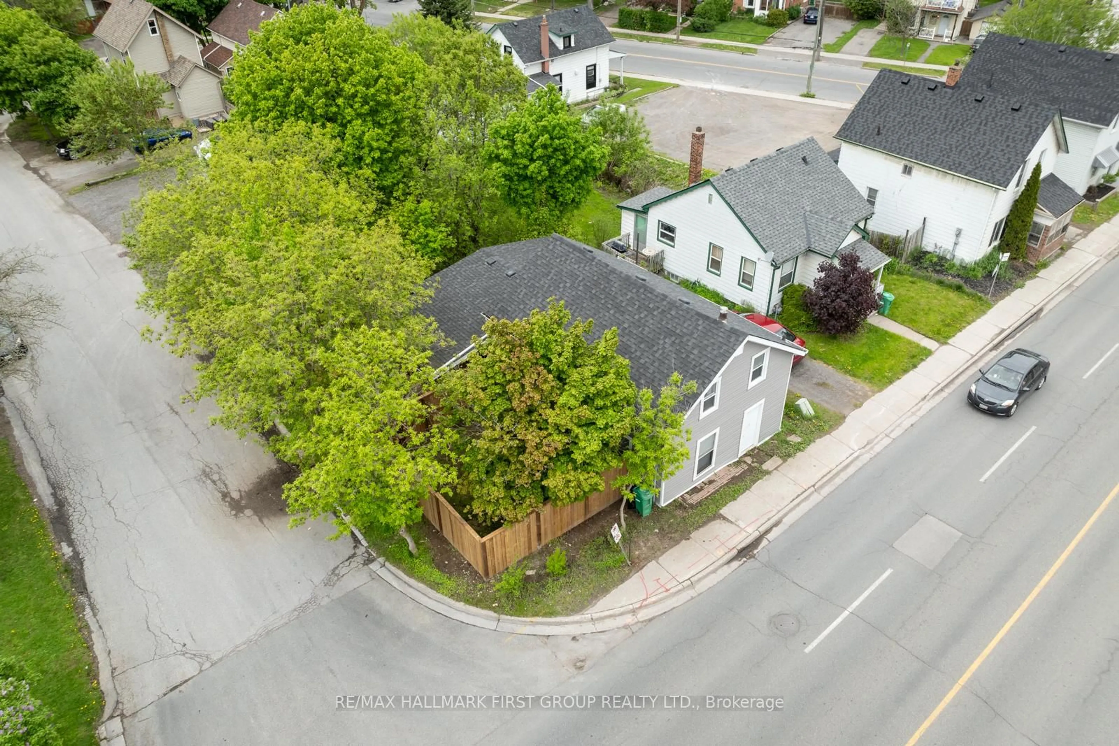 A pic from outside/outdoor area/front of a property/back of a property/a pic from drone, street for 641 Reid St, Peterborough Ontario K9H 4H6