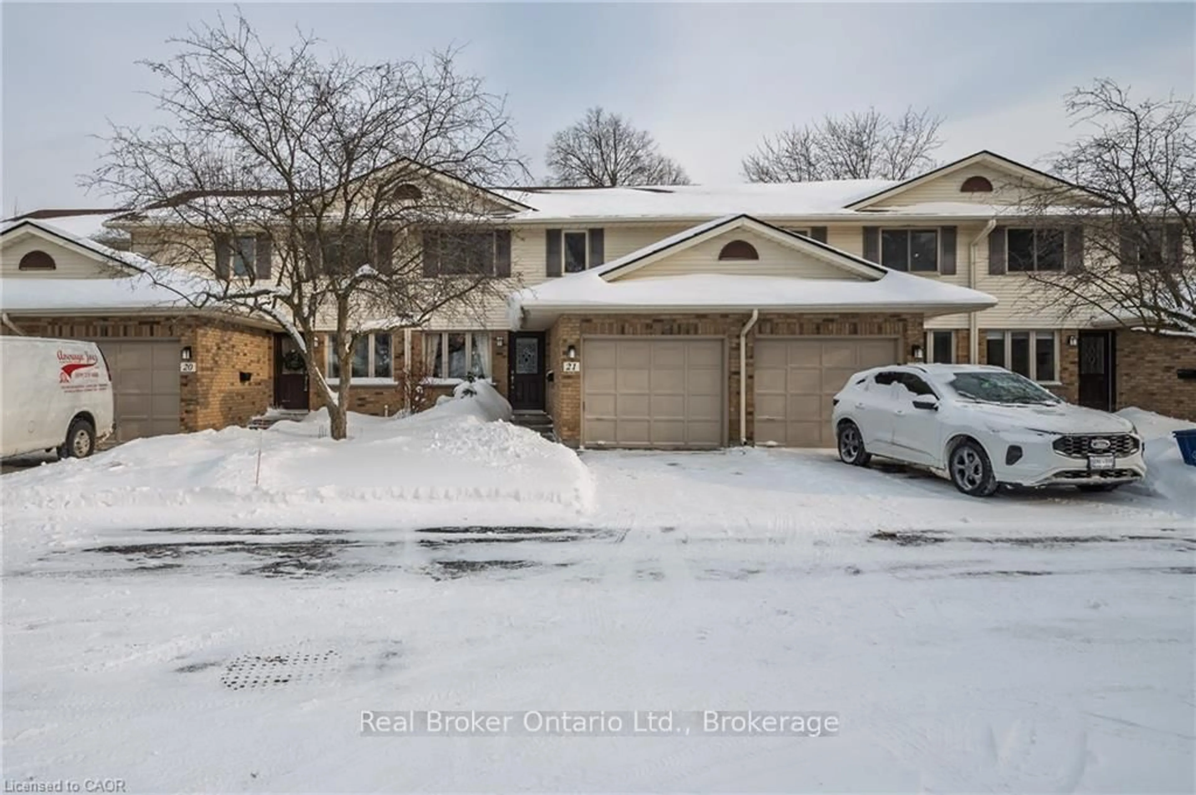 A pic from outside/outdoor area/front of a property/back of a property/a pic from drone, street for 375 Kingscourt Dr #21, Waterloo Ontario N2K 3N7