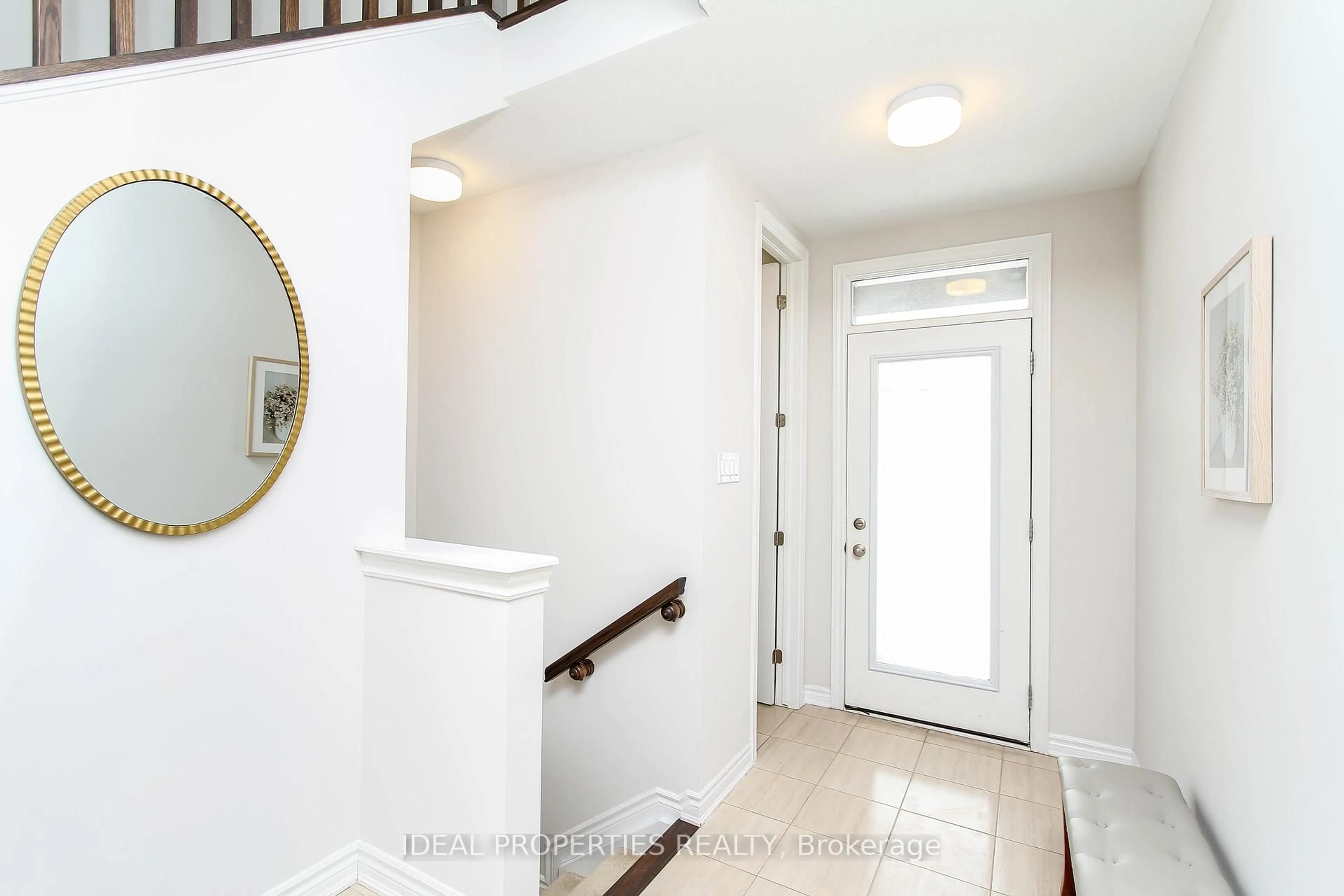 Indoor entryway for 703 Derreen Ave, Stittsville Ontario K2S 2Z2