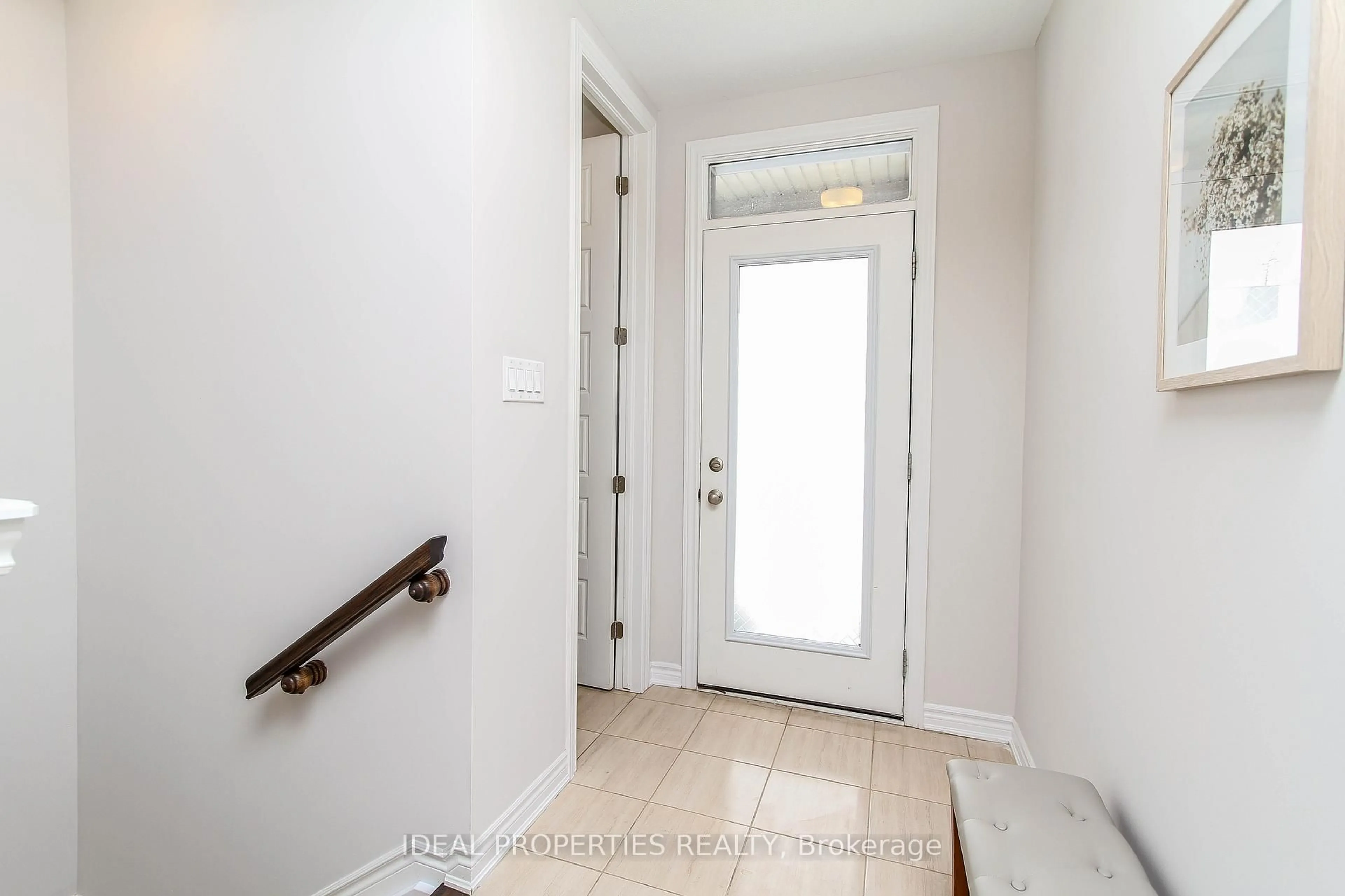 Indoor entryway for 703 Derreen Ave, Stittsville Ontario K2S 2Z2