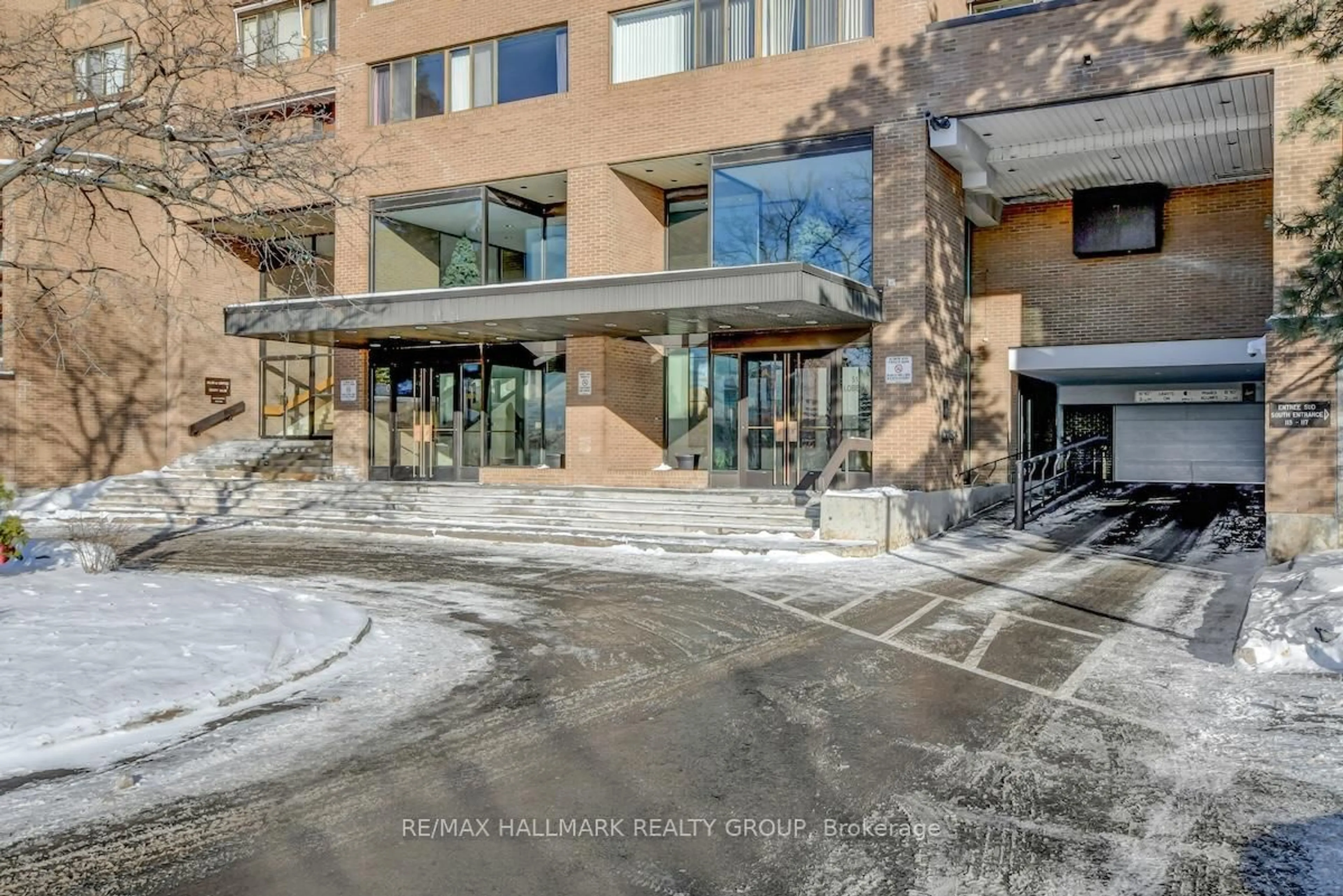 Indoor foyer for 515 St Laurent Blvd #330, Ottawa Ontario K1K 3X5
